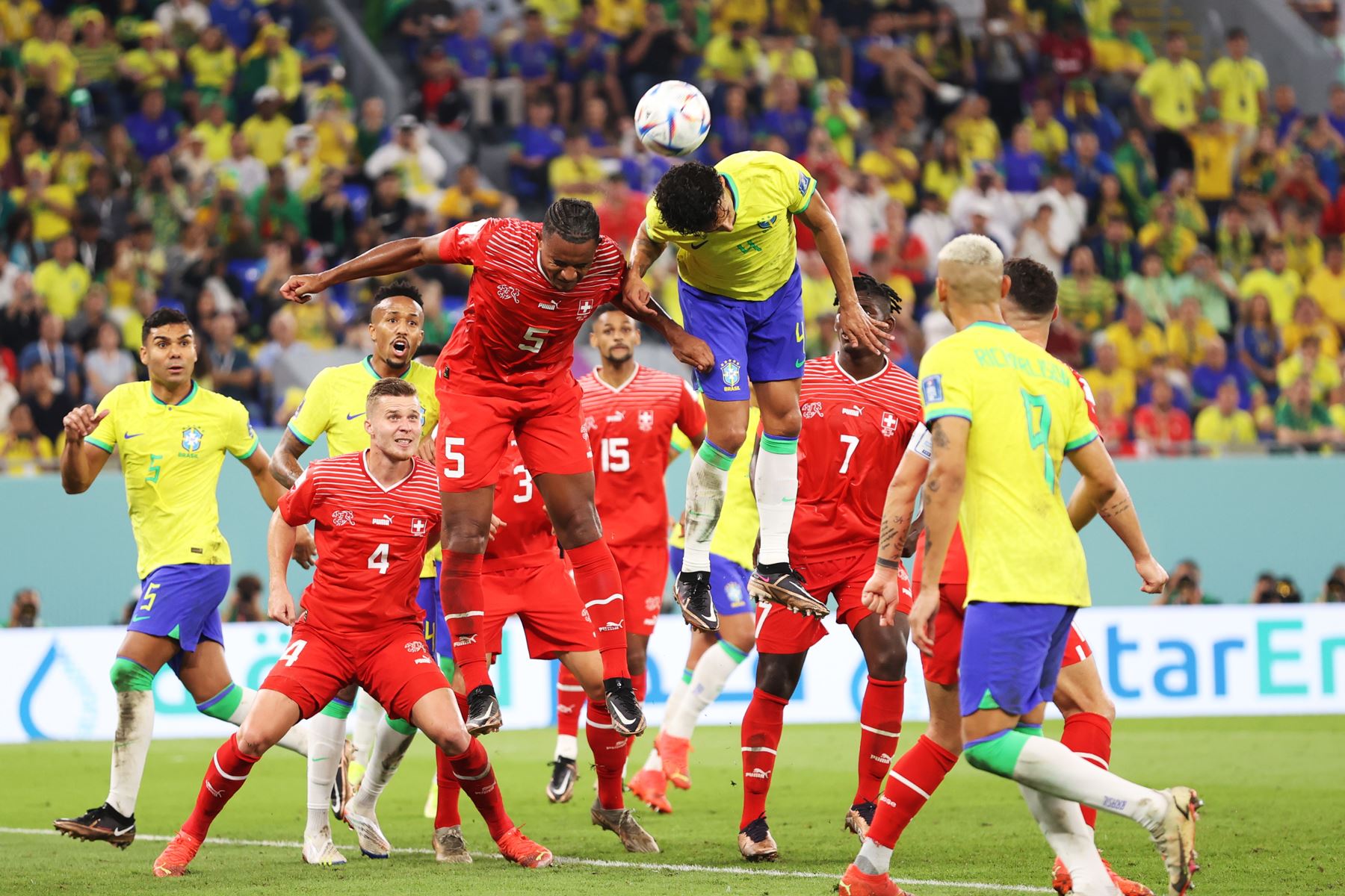 Marquinhos de Brasil en acción contra Manuel Akanji de Suiza durante el partido de fútbol del grupo G de la Copa Mundial de la FIFA 2022 entre Brasil y Suiza en el Estadio 947 en Doha, Catar. Foto: EFE