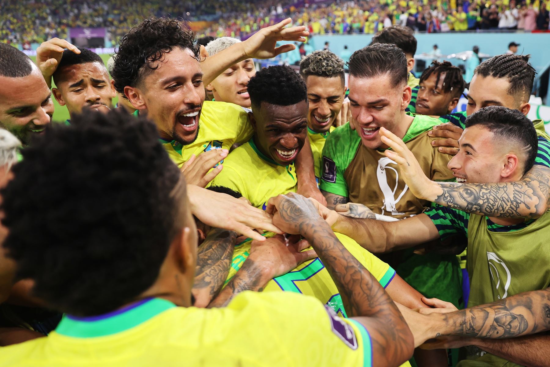 Los jugadores de Brasil rodean a Casemiro de Brasil mientras celebran su gol 1-0 durante el partido de fútbol del grupo G de la Copa Mundial de la FIFA 2022 entre Brasil y Suiza en el Estadio 947 en Doha, Catar. Foto: EFE
