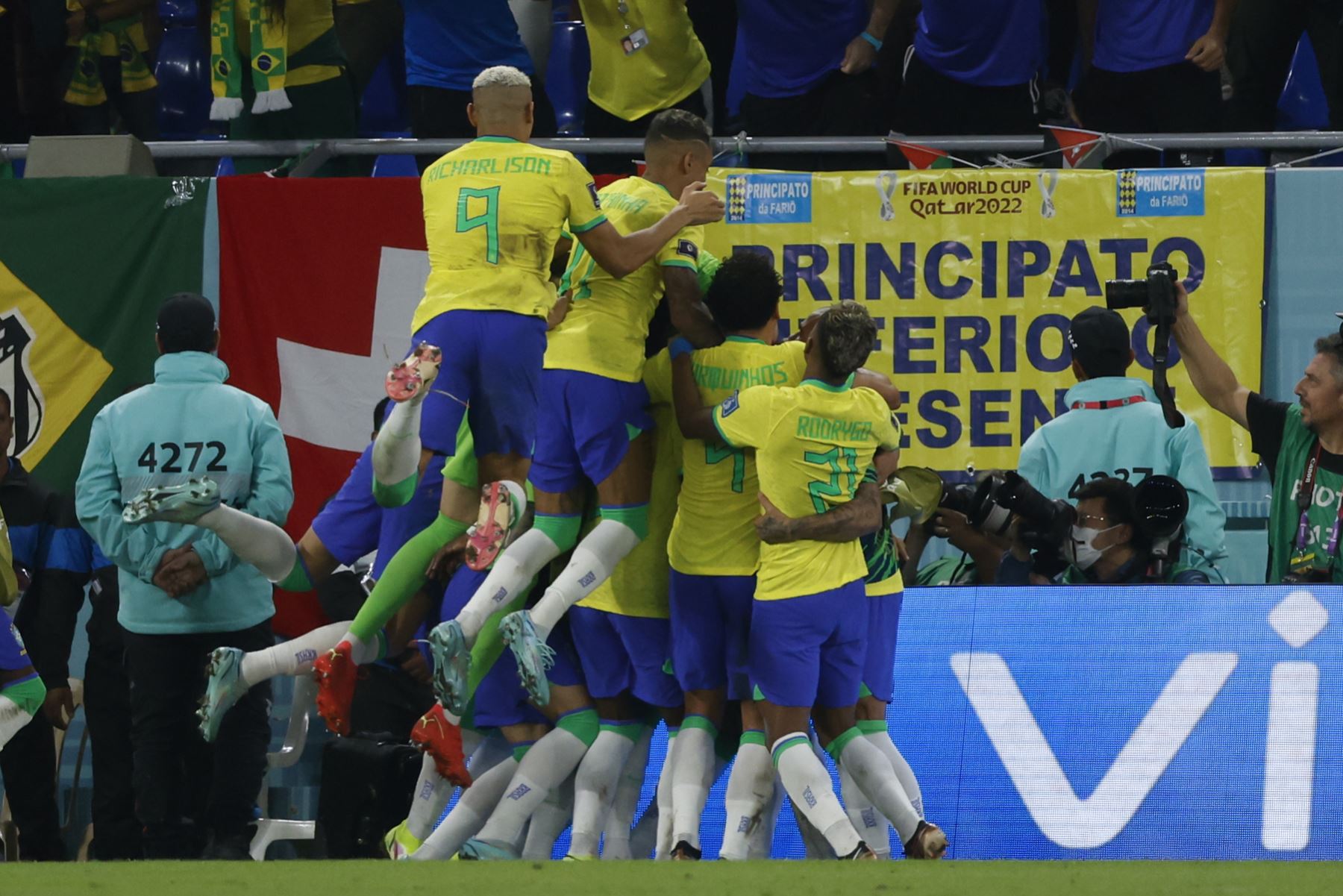 Los jugadores de Brasil rodean a Casemiro de Brasil mientras celebran su gol 1-0 durante el partido de fútbol del grupo G de la Copa Mundial de la FIFA 2022 entre Brasil y Suiza en el Estadio 947 en Doha, Catar. Foto: EFE