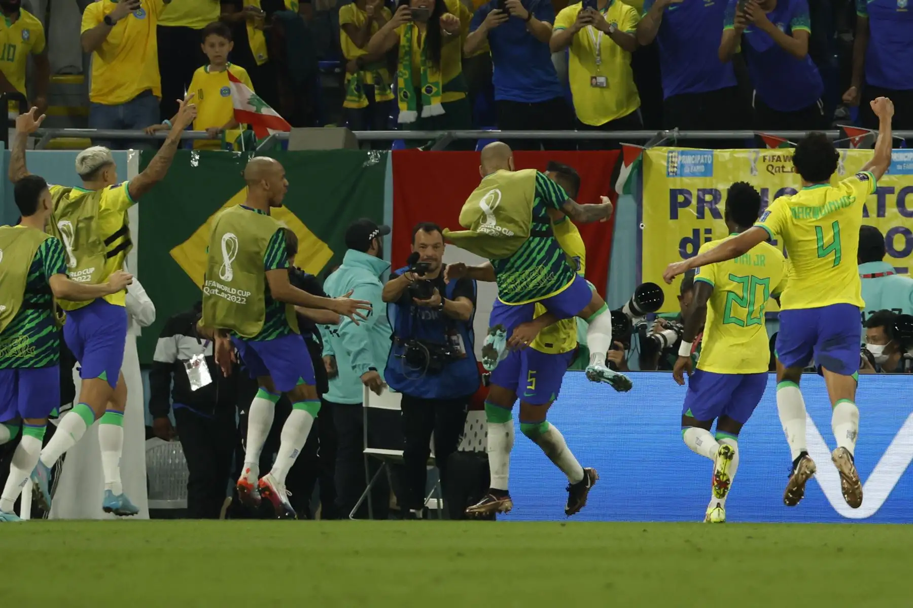 Los jugadores de Brasil rodean a Casemiro de Brasil mientras celebran su gol 1-0 durante el partido de fútbol del grupo G de la Copa Mundial de la FIFA 2022 entre Brasil y Suiza en el Estadio 947 en Doha, Catar. Foto: EFE
