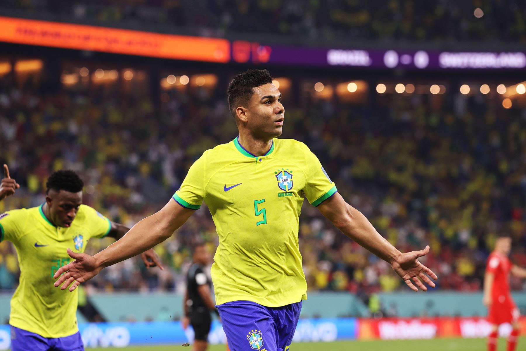 Casemiro de Brasil celebransu gol 1-0 durante el partido de fútbol del grupo G de la Copa Mundial de la FIFA 2022 entre Brasil y Suiza en el Estadio 947 en Doha, Catar. Foto: EFE