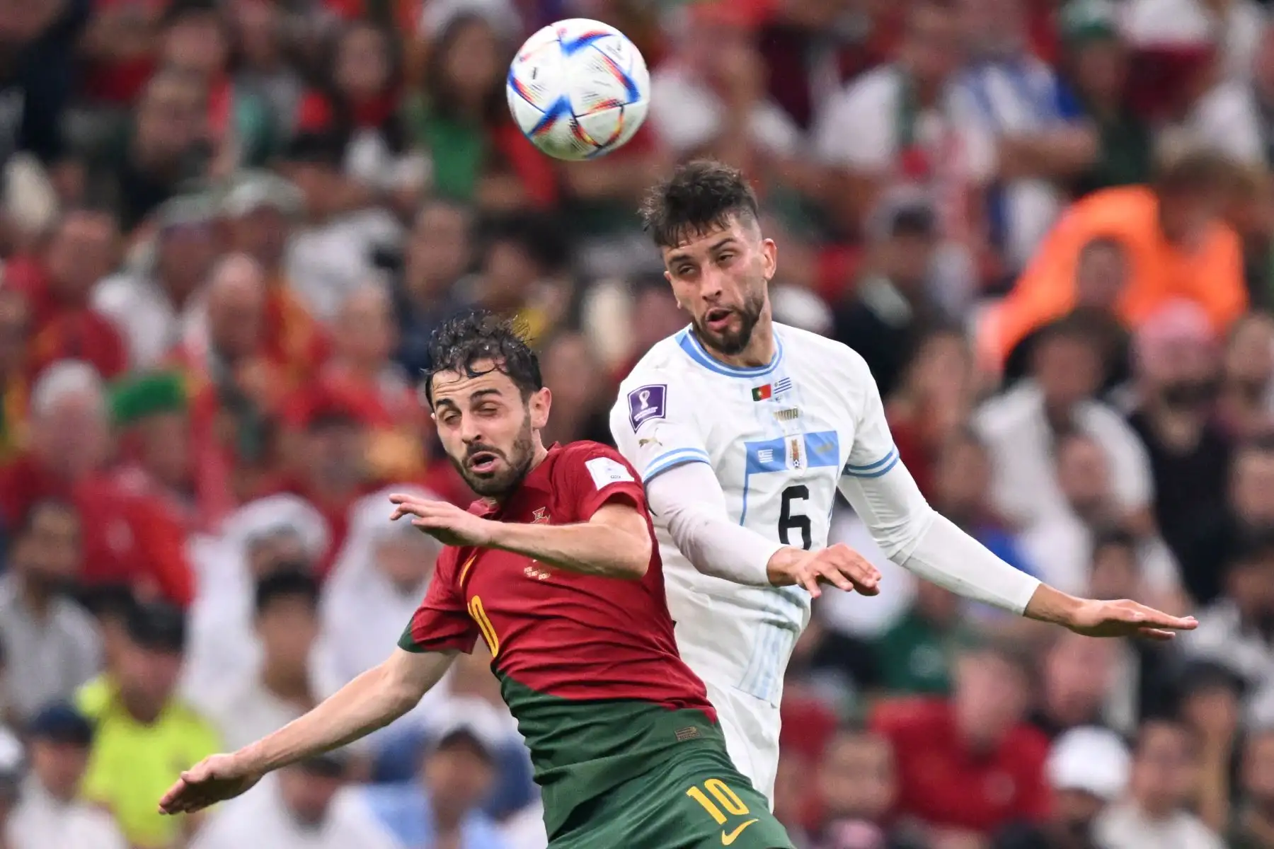 El mediocampista portugués Bernardo Silva lucha por el balón con el mediocampista uruguayo Rodrigo Bentancur durante el partido de fútbol del Grupo H de la Copa Mundial Catar 2022 entre Portugal y Uruguay en el Estadio Lusail en Lusail, al norte de Doha el 28 de noviembre de 2022. Foto: AFP
