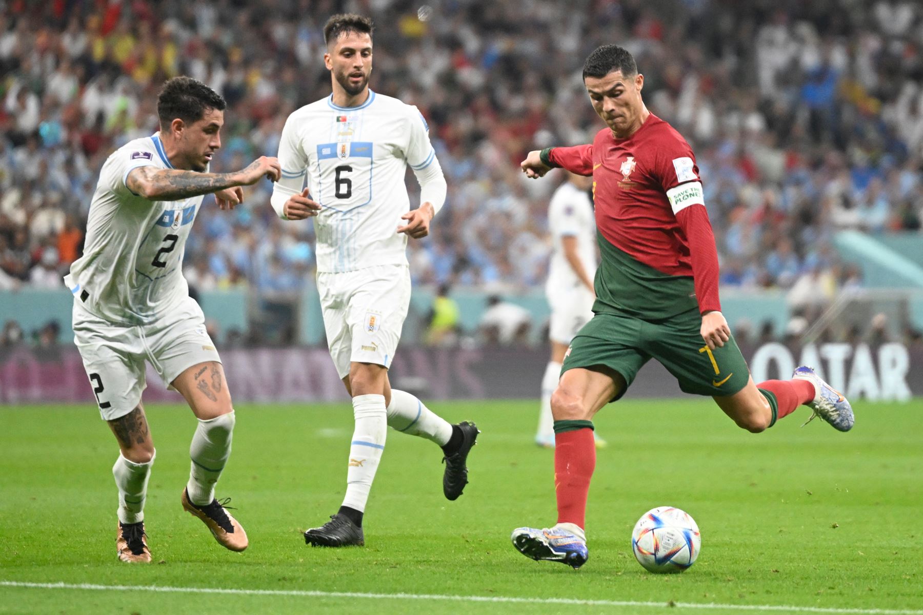 El delantero de Portugal Cristiano Ronaldo intenta anotar durante el partido de fútbol del Grupo H de la Copa Mundial de Catar 2022 entre Portugal y Uruguay en el Estadio Lusail en Lusail, al norte de Doha el 28 de noviembre de 2022. Foto: AFP