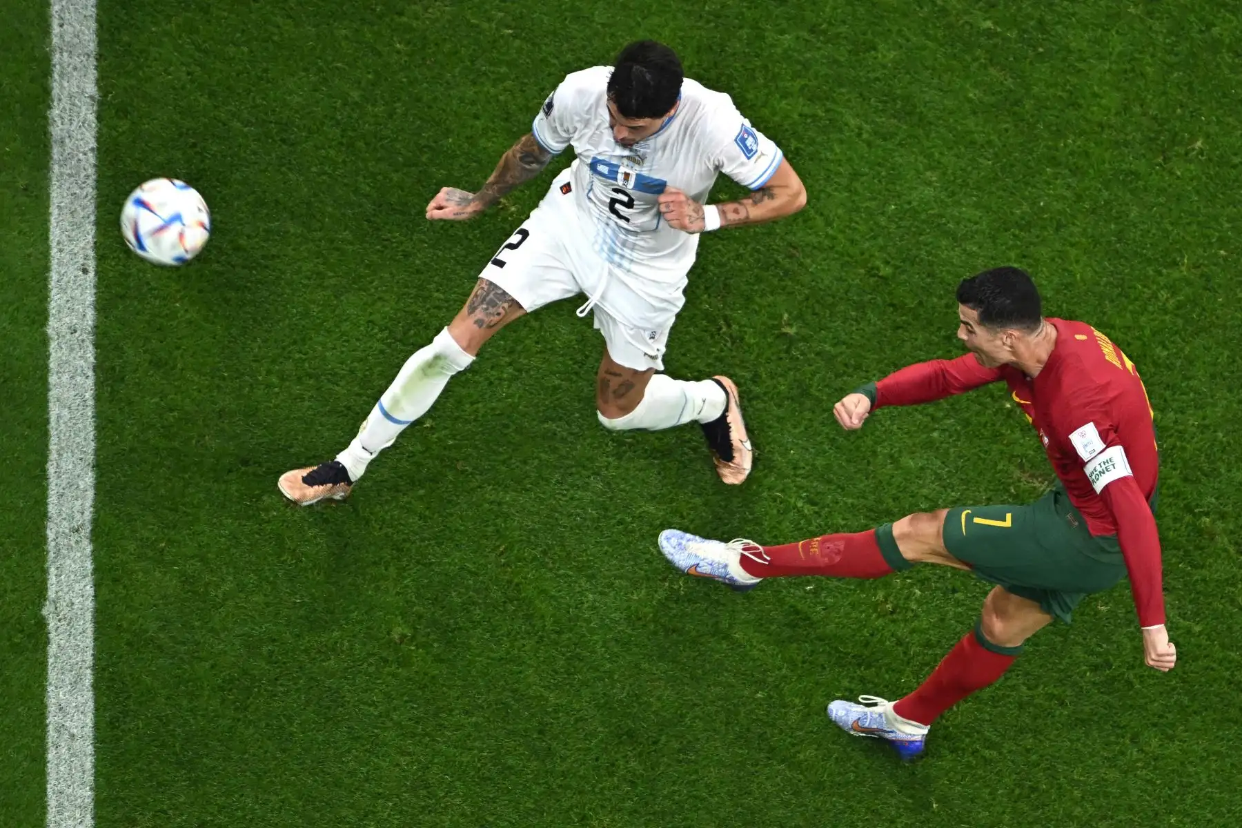 El defensor uruguayo José María Giménez  lucha por el balón con el delantero portugués Cristiano Ronaldo durante el partido de fútbol del Grupo H de la Copa Mundial Catar 2022 entre Portugal y Uruguay en el Estadio Lusail en Lusail, al norte de Doha el 28 de noviembre de 2022. Foto: AFP