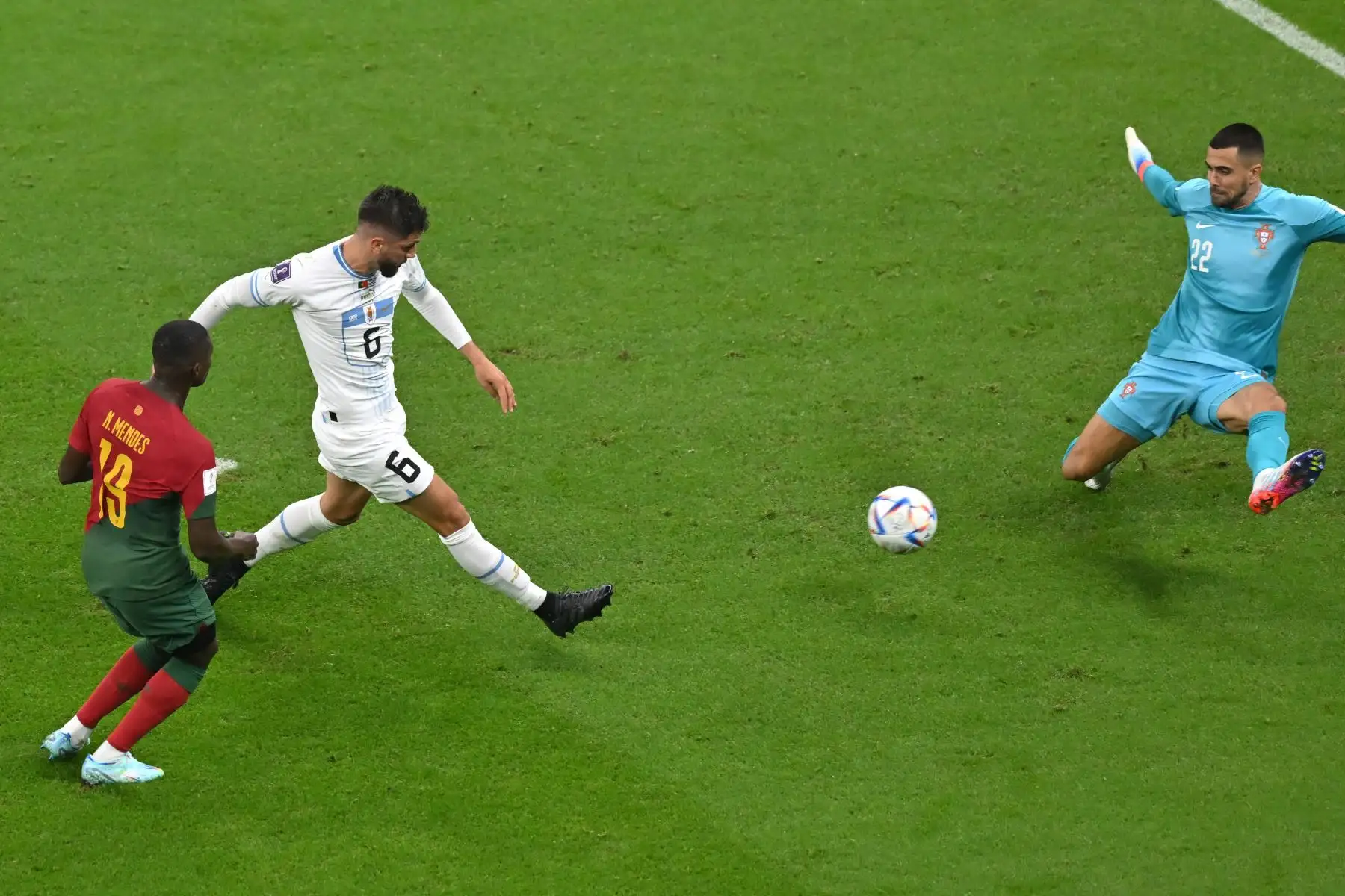 El mediocampista uruguayo Rodrigo Bentancur dispara pero no anota cuando el portero portugués #22 Diogo Costa despeja el balón durante el partido de fútbol del Grupo H de la Copa Mundial Catar 2022 entre Portugal y Uruguay en el Estadio Lusail en Lusail, al norte de Doha el 28 de noviembre de 2022. Foto: AFP