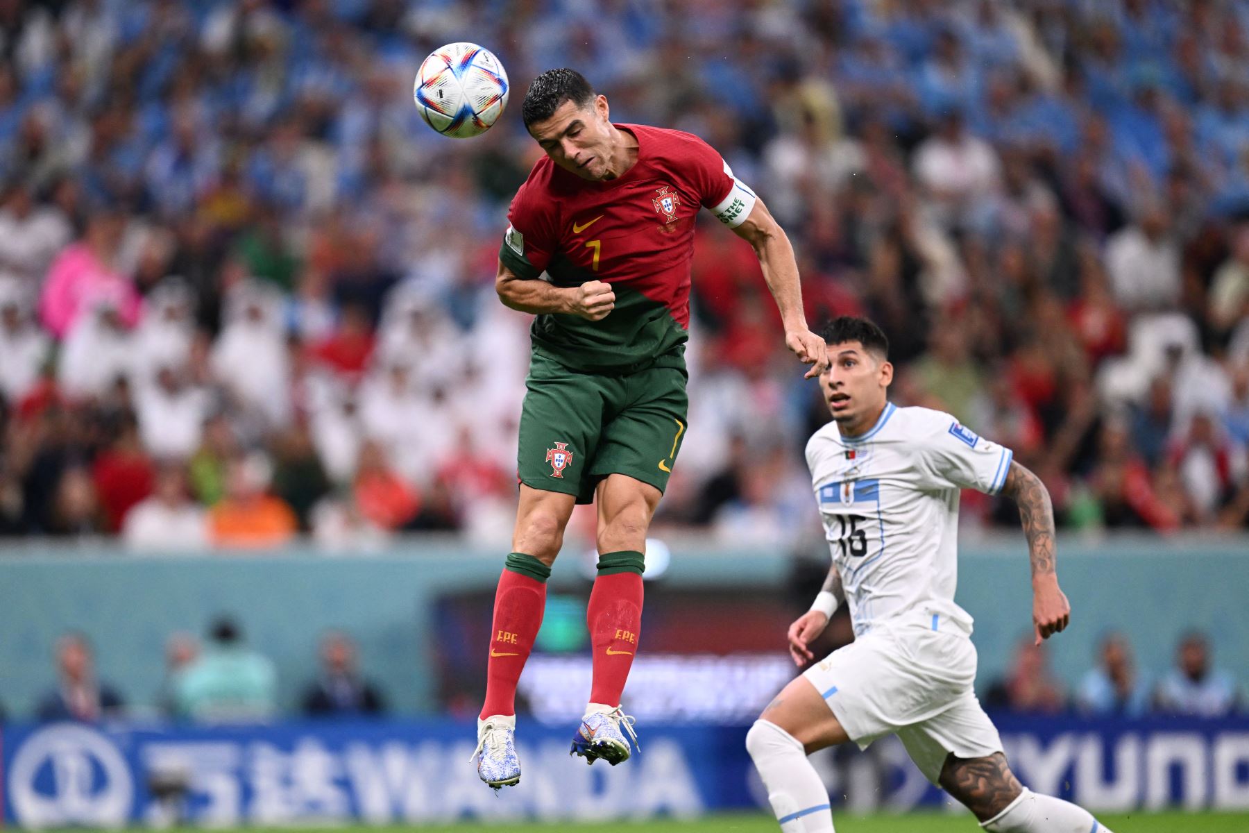 El delantero portugués Cristiano Ronaldo cabecea el balón para marcar el primer gol de su equipo durante el partido de fútbol del Grupo H de la Copa Mundial Catar 2022 entre Portugal y Uruguay en el Estadio Lusail en Lusail, al norte de Doha el 28 de noviembre de 2022. Foto: AFP