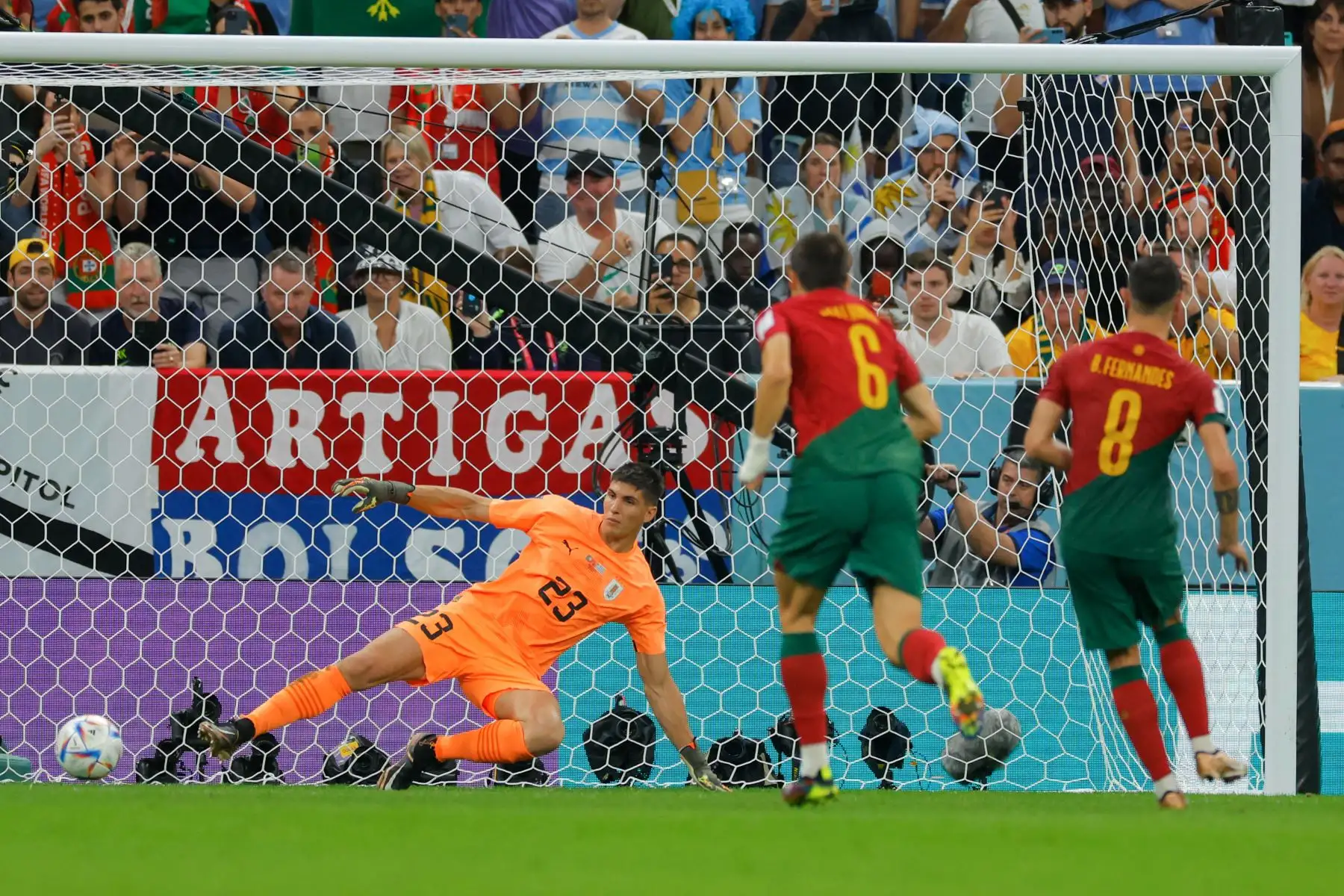 El mediocampista portugués Bruno Fernandes anota el segundo gol de su equipo desde el tiro penal durante el partido de fútbol del Grupo H de la Copa Mundial de Catar 2022 entre Portugal y Uruguay en el Estadio Lusail en Lusail, al norte de Doha, el 28 de noviembre de 2022. Foto: AFP