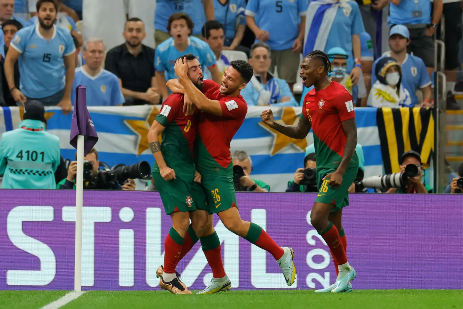 Bruno Fernandes celebra con el delantero de Portugal #26 Goncalo Ramos y el delantero de Portugal, Rafael Leao, después de que anotó el segundo gol de su equipo de penalti durante el partido de fútbol del Grupo H de la Copa Mundial de Catar 2022 entre Portugal y Uruguay en el Estadio Lusail en Lusail, al norte de Doha, el 28 de noviembre de 2022. Foto: AFP