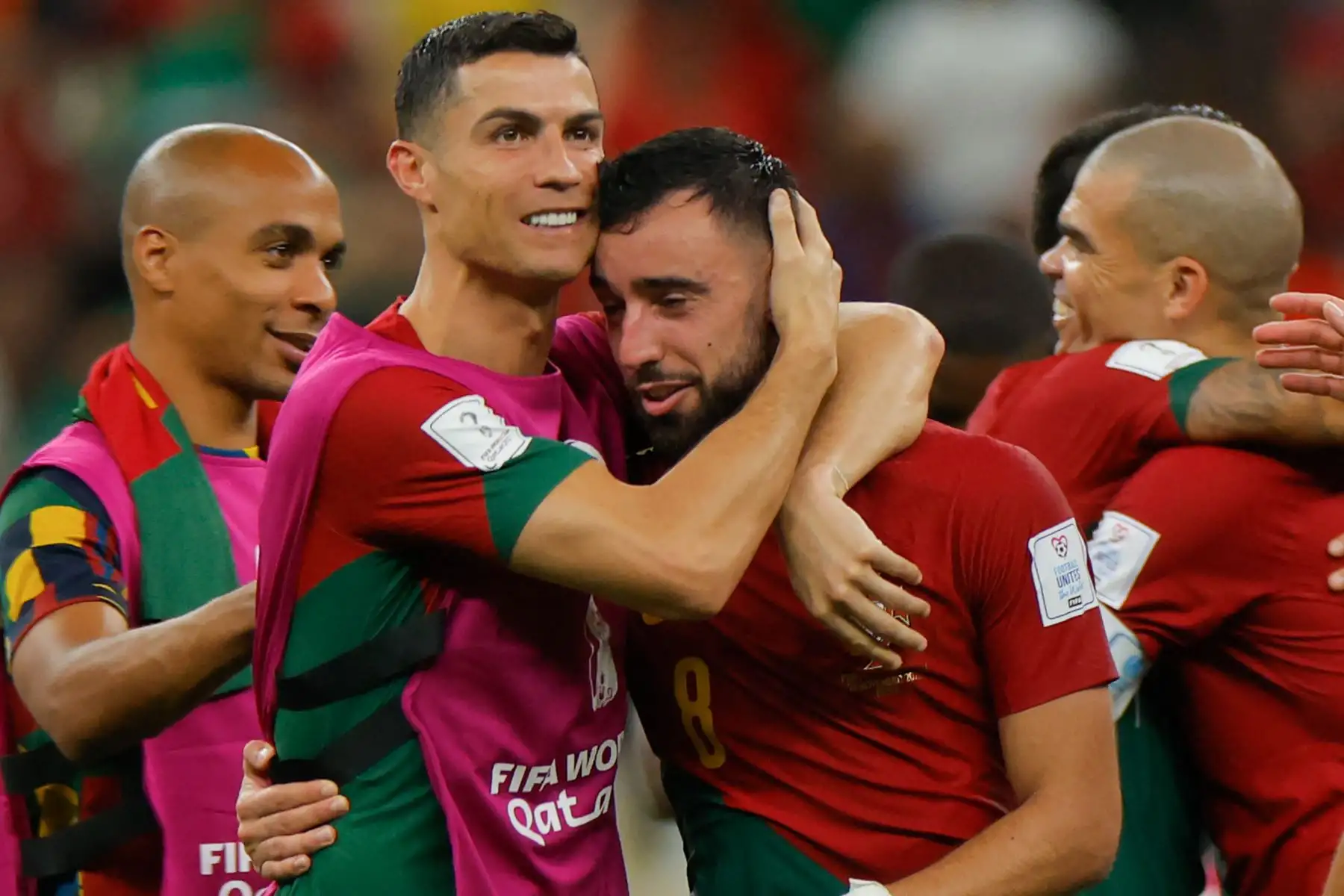 El delantero portugués Cristiano Ronaldo y el mediocampista portugués #08 Bruno Fernandes celebran después de ganar el partido de fútbol del Grupo H de la Copa Mundial Catar 2022 entre Portugal y Uruguay en el Estadio Lusail en Lusail, al norte de Doha el 28 de noviembre de 2022. Foto: AFP