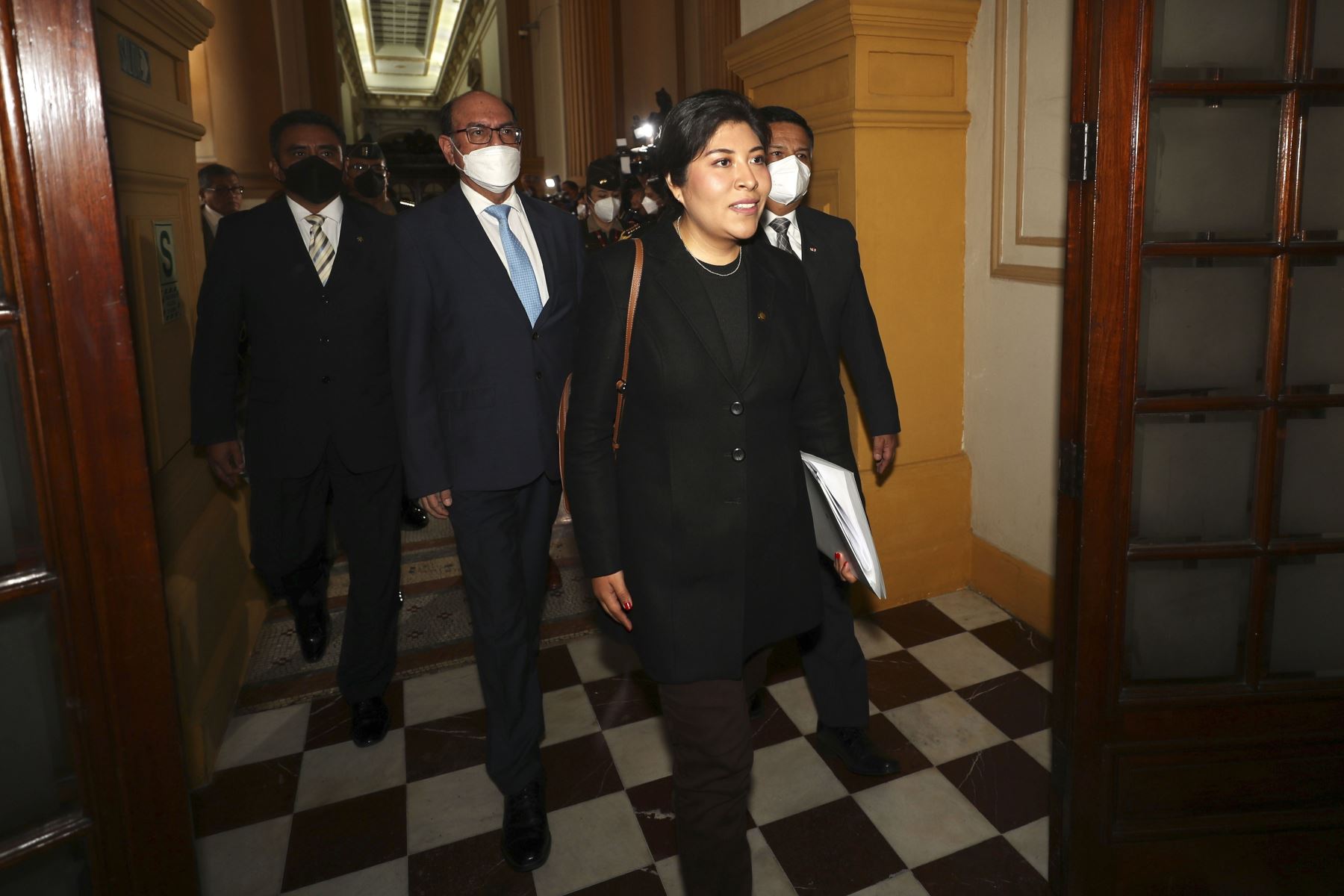 La jefa del Gabinete Ministerial, Betssy Chavez, acompañada de su gabinete, llegó a la sede del Congreso para sustentar los proyectos de Ley de Presupuesto, de Endeudamiento y de Equilibrio Financiero, para el año fiscal 2023. Foto: Congreso de la República.