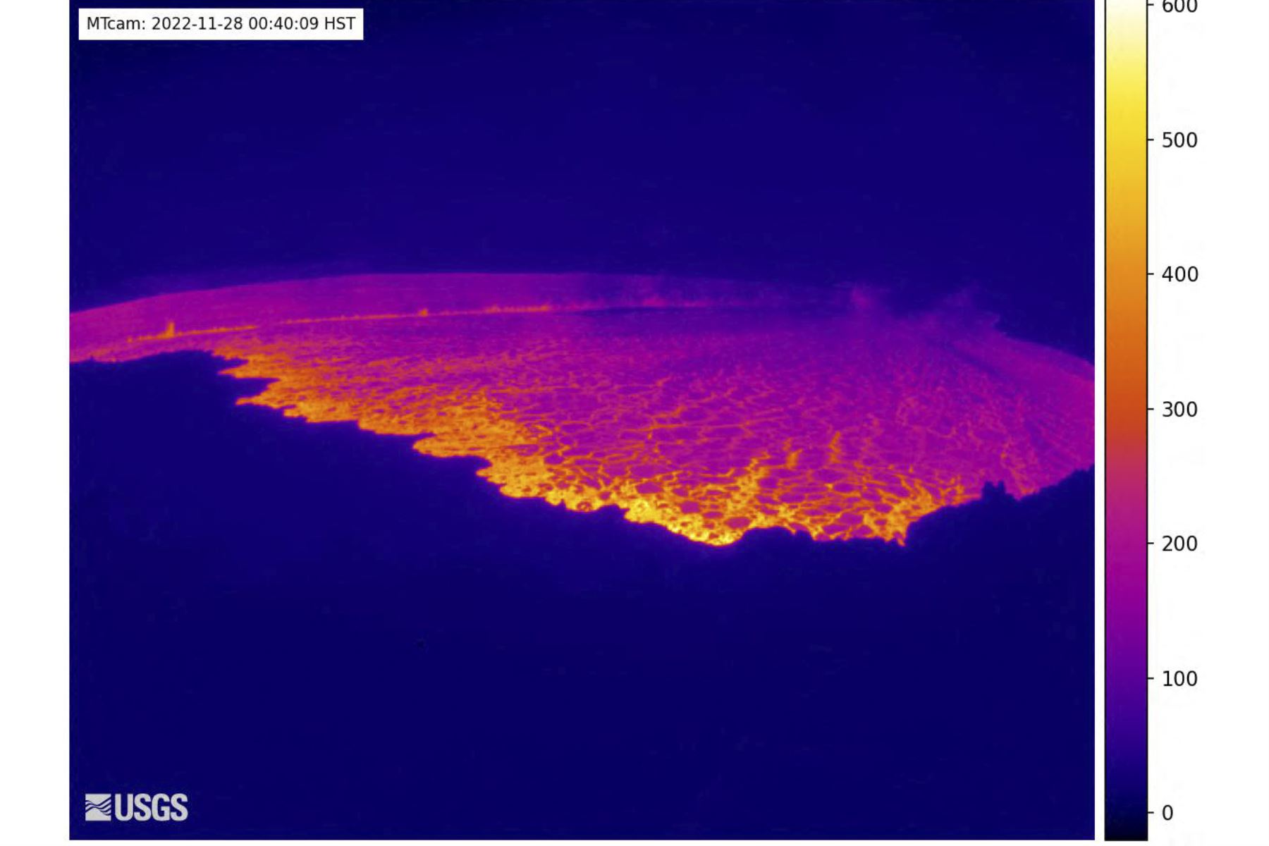 El volcán activo más grande del mundo, el Mauna Loa de Hawái, entró en erupción por primera vez en casi 40 años, informó el Servicio Geológico de Estados Unidos (USGS). La lava comenzó a fluir a la medianoche del domingo en la cumbre del Mauna Loa, uno de los cinco volcanes del Parque Nacional de los Volcanes de Hawái. Foto: Difusión/USGS
