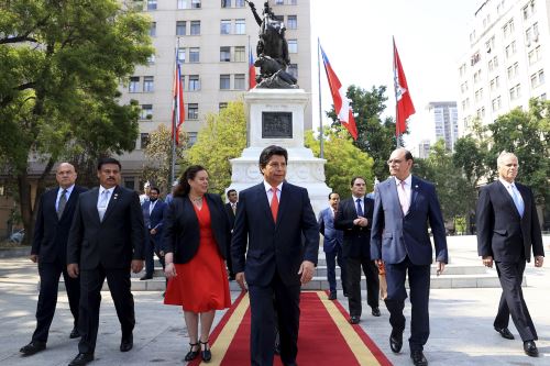 Presidente Pedro Castillo participa en la ceremonia de colocación de ofrenda floral ante el monumento del libertador Bernardo O´Higgins