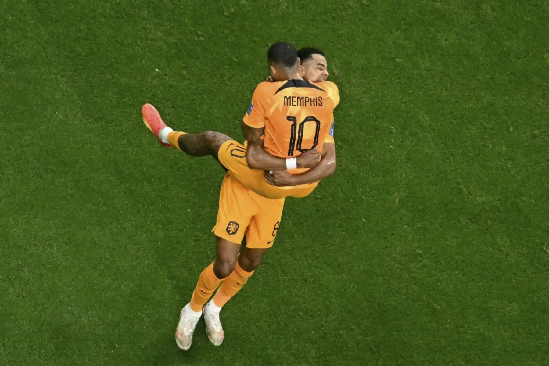 El delantero holandés #08 Cody Gakpo celebra marcar el gol de apertura con sus compañeros de equipo durante el partido de fútbol del Grupo A de la Copa Mundial Catar 2022 entre Holanda y Catar en el estadio Al-Bayt en Al Khor, al norte de Doha

Foto:AFP