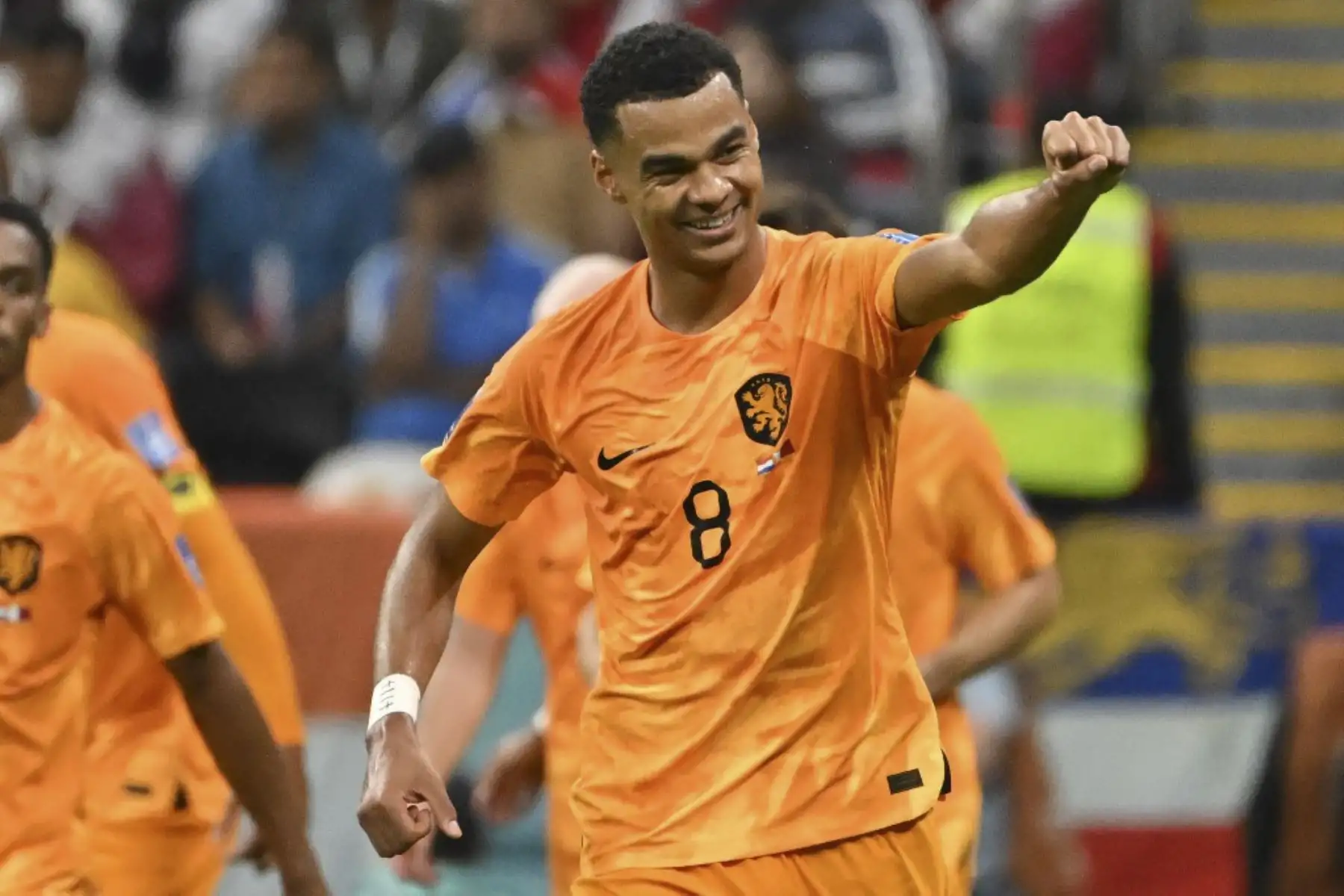 El delantero holandés #08 Cody Gakpo celebra marcar el gol de apertura con sus compañeros de equipo durante el partido de fútbol del Grupo A de la Copa Mundial Catar 2022 entre Holanda y Catar en el estadio Al-Bayt en Al Khor, al norte de Doha

Foto:AFP