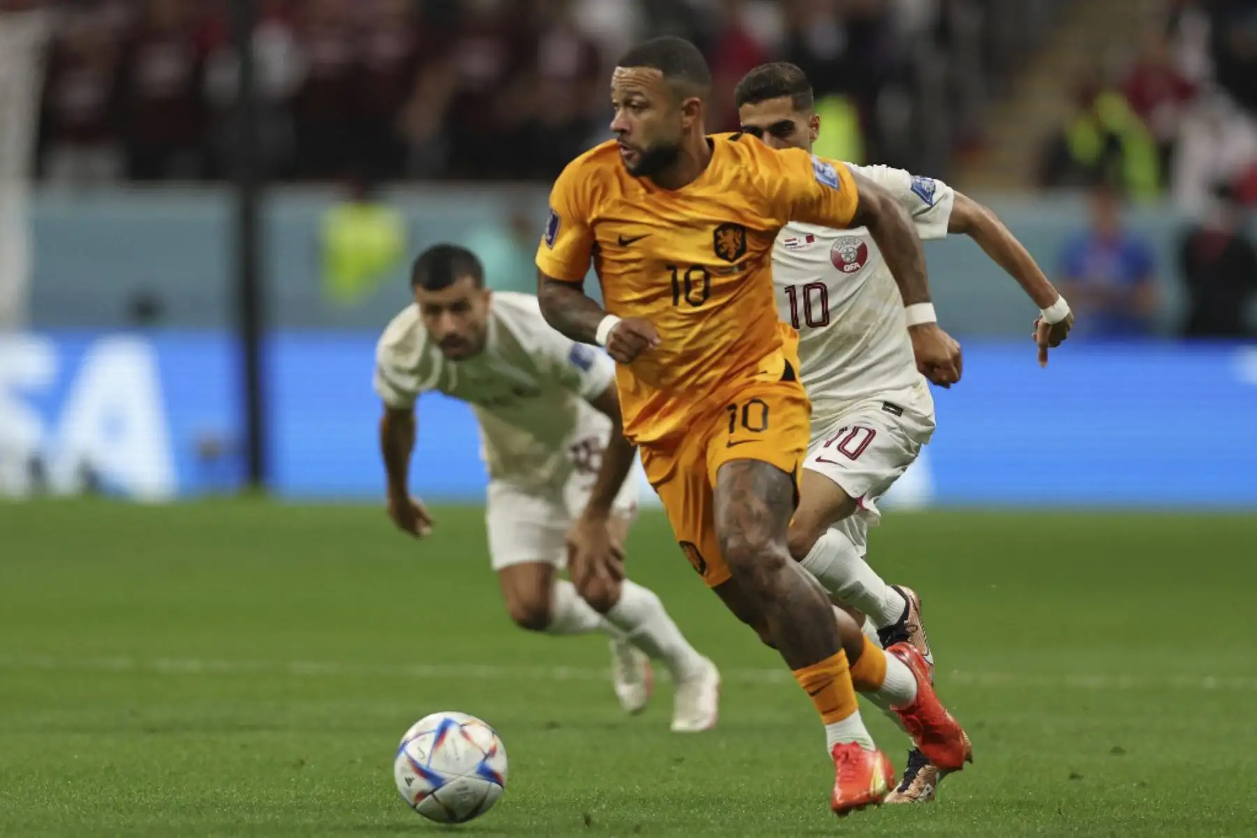 El delantero de Holanda #10 Memphis Depay (L) lucha por el balón con el delantero de Catar #10 Hassan Al-Haydos durante el partido de fútbol del Grupo A de la Copa Mundial de Catar 2022 entre Holanda y Catar en el Estadio Al-Bayt en Al Khor, al norte de Doha

Foto:AFP