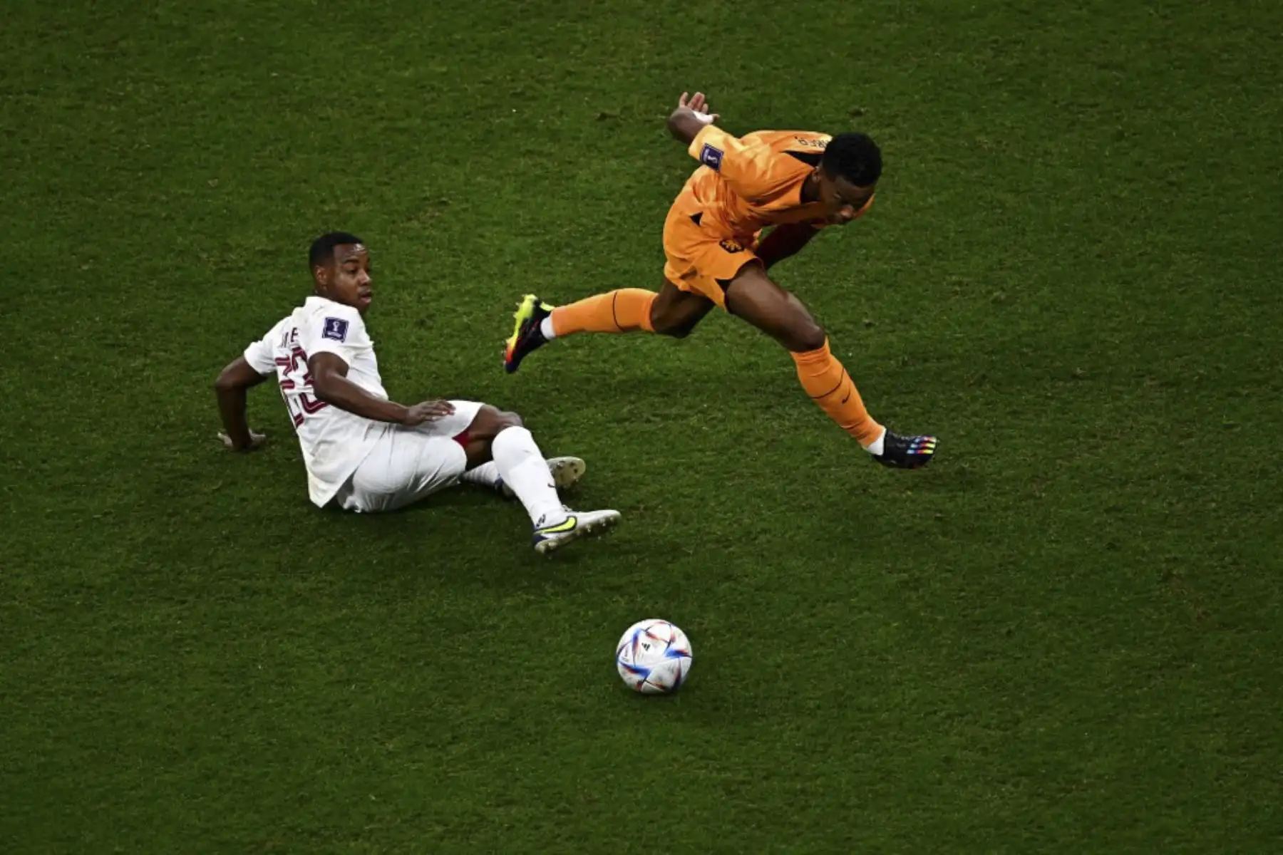 El mediocampista qatarí #23 Assim Madibo observa el balón mientras el defensa holandés #02 Jurrien Timber salta sobre él durante el partido de fútbol del Grupo A de la Copa Mundial Catar 2022 entre Holanda y Catar en el estadio Al-Bayt en Al Khor, al norte de Doha

Foto:AFP