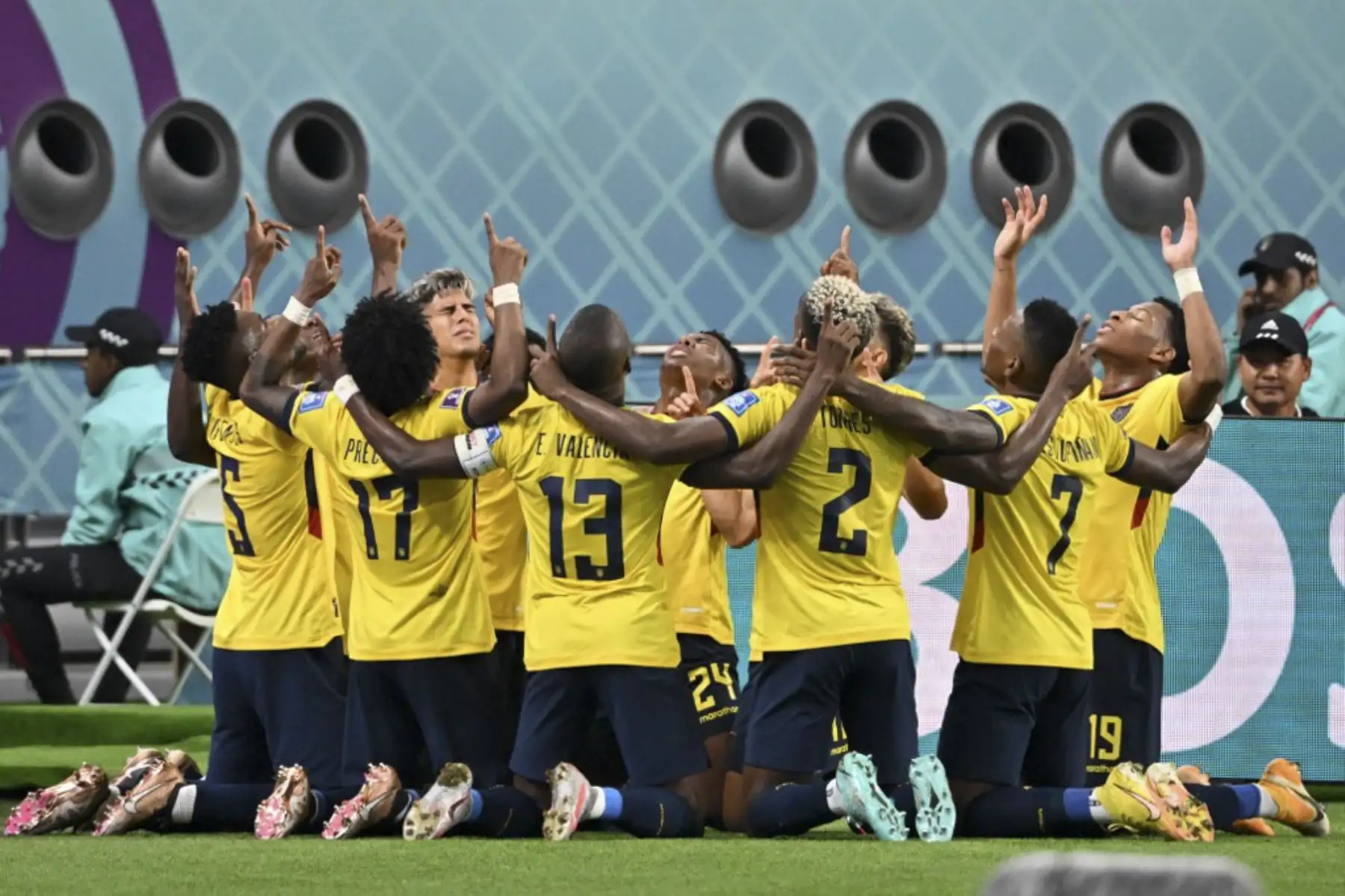 El mediocampista ecuatoriano #23 Moises Caicedo (R) celebra marcar el primer gol de su equipo durante el partido de fútbol del Grupo A de la Copa Mundial Catar 2022 entre Ecuador y Senegal en el Estadio Internacional Khalifa en Doha

Foto: AFP