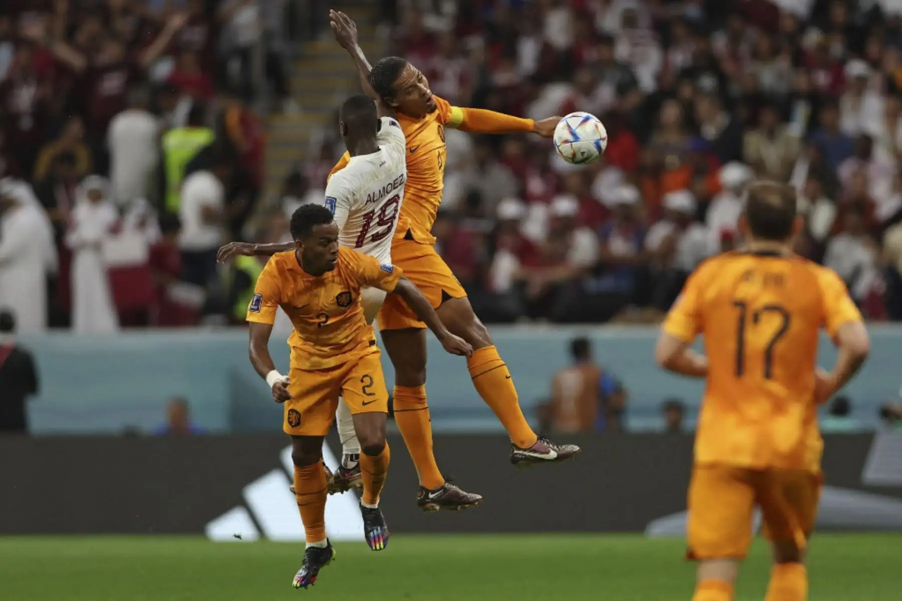 (Desde la izquierda) El defensor #02 de Holanda Jurrien Timber, el delantero de Catar #19 Almoez Ali y el defensor de Holanda #04 Virgil van Dijk saltan por el balón durante el partido de fútbol del Grupo A de la Copa Mundial de Catar 2022 entre Holanda y Catar en el Al- Estadio Bayt en Al Khor, al norte de Doha

Foto:AFP
