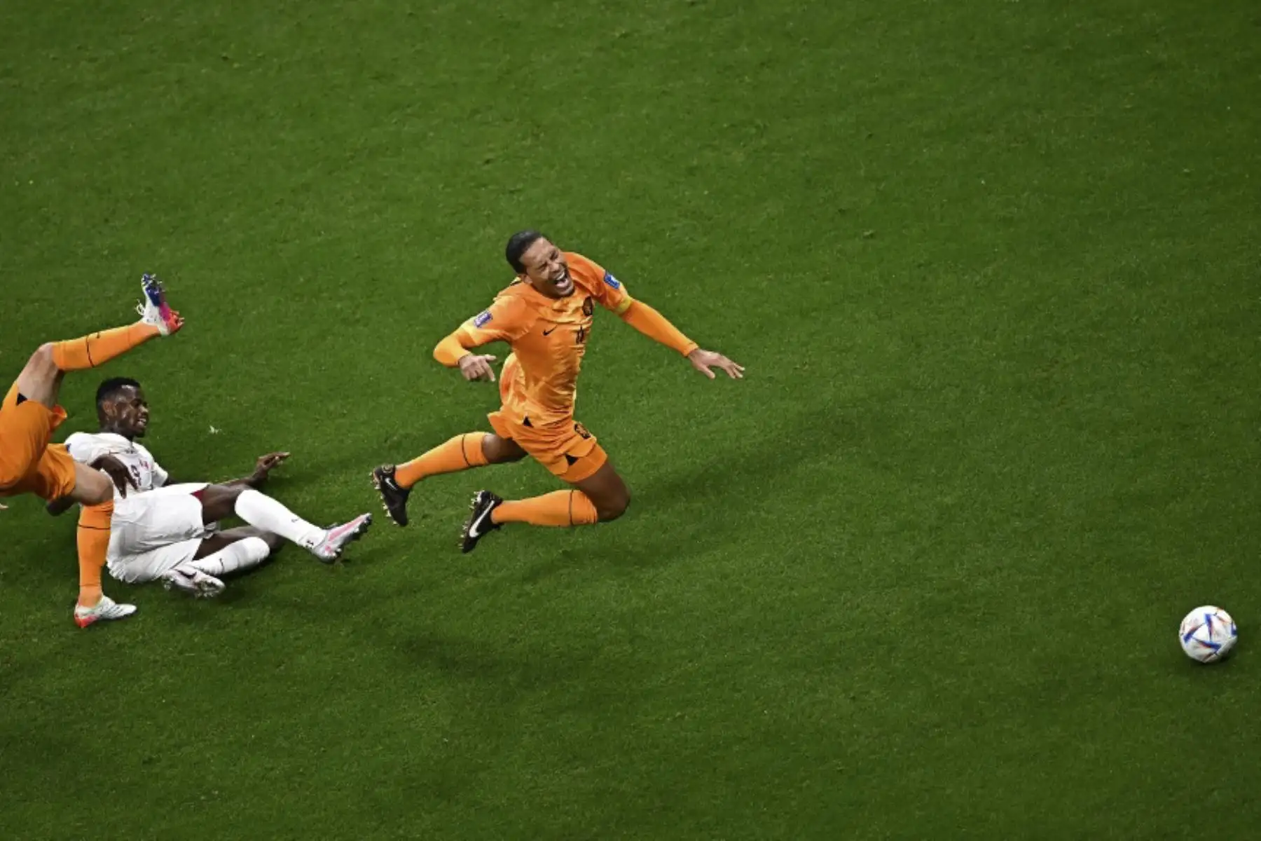 El defensor de Holanda #04 Virgil van Dijk es abordado durante el partido de fútbol del Grupo A de la Copa Mundial de Catar 2022 entre Holanda y Catar en el Estadio Al-Bayt en Al Khor, al norte de Doha

Foto:AFP