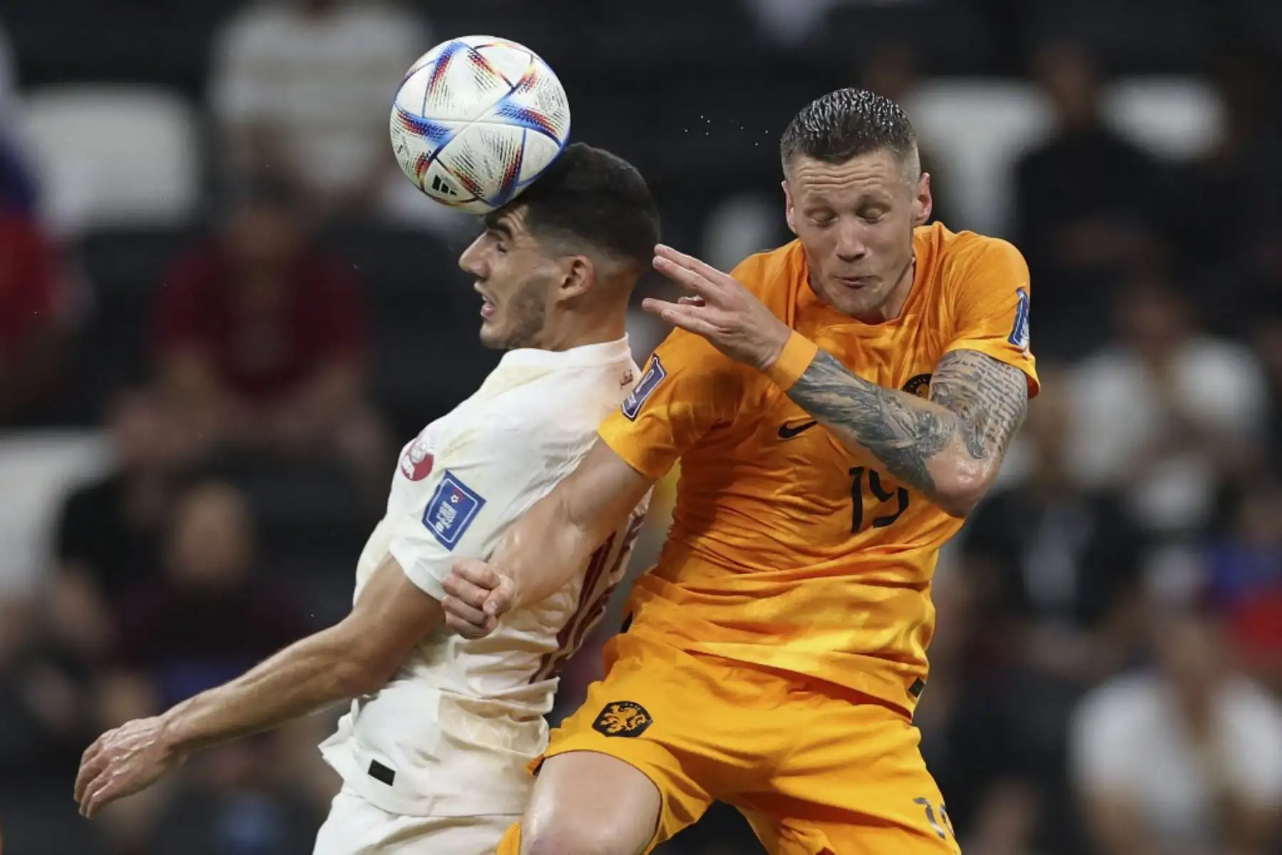 El mediocampista de Catar #12 Karim Boudiaf (L) lucha por el balón con el mediocampista de Holanda #15 Marten de Roon durante el partido de fútbol del Grupo A de la Copa Mundial de Catar 2022 entre Holanda y Catar en el Estadio Al-Bayt en Al Khor, al norte de Doha

Foto:AFP