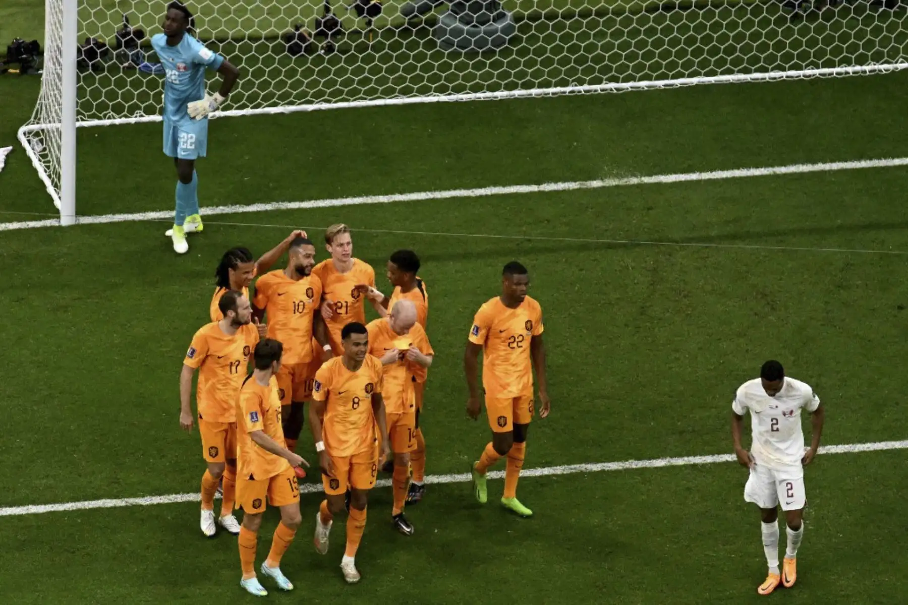 El mediocampista holandés #21 Frenkie De Jong celebra su gol con sus compañeros durante el partido de fútbol del Grupo A de la Copa Mundial Catar 2022 entre Holanda y Catar en el estadio Al-Bayt en Al Khor, al norte de Doha

Foto:AFP