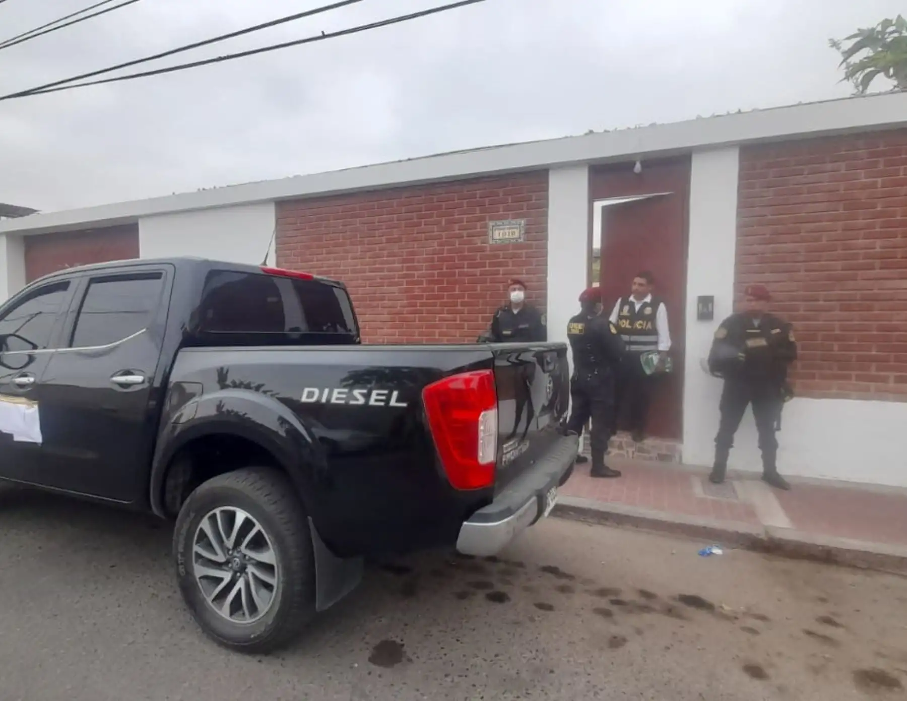Representantes del Ministerio Público y agentes de la Diviac allanaron tres inmuebles de propiedad del gobernador electo de Tacna, Luis Torres Robledo, investigado por liderar la organización criminal "Los limpios de Tacna". Foto: ANDINA/difusión.