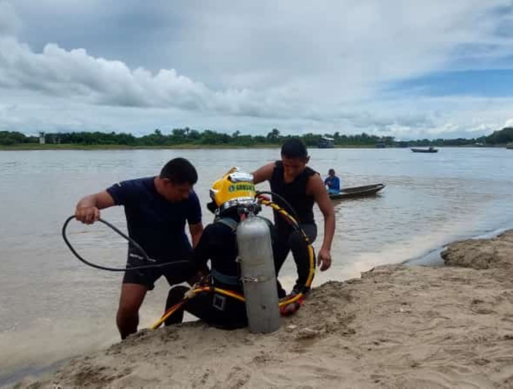 Buzos de la Marina de Guerra buscan a niña de 3 años desaparecida en el río Nanay, en Iquitos. región Loreto. Foto: Elvis Noronha