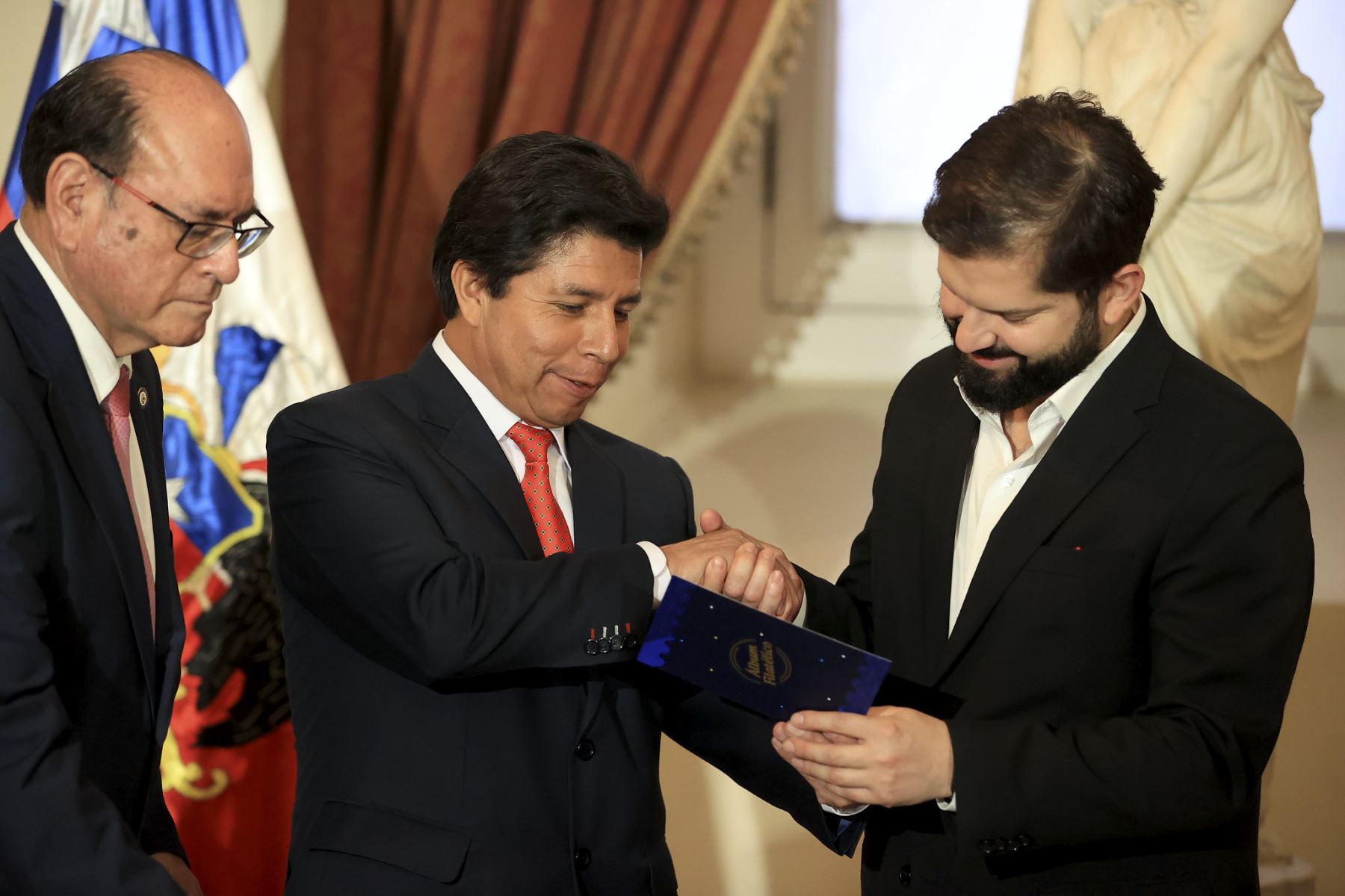 Presidente de la República, Pedro Castillo, participa en la ceremonia de presentación de matasellos en conmemoración a los 200 años de relaciones diplomáticas Perú-Chile.

Foto:ANDINA/ Presidencia