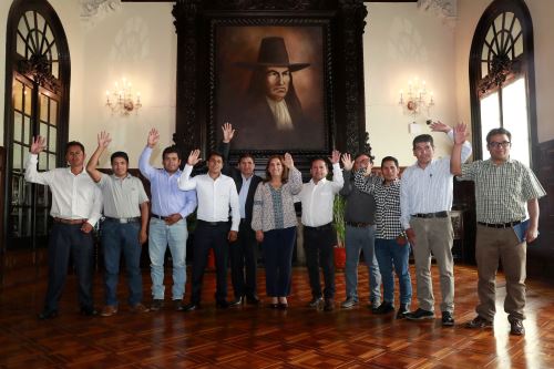 Vicepresidenta, Dina Boluarte, encargada del Despacho Presidencial sostuvo reunión con alcaldes electos de la provincia Aymares, Apurímac
