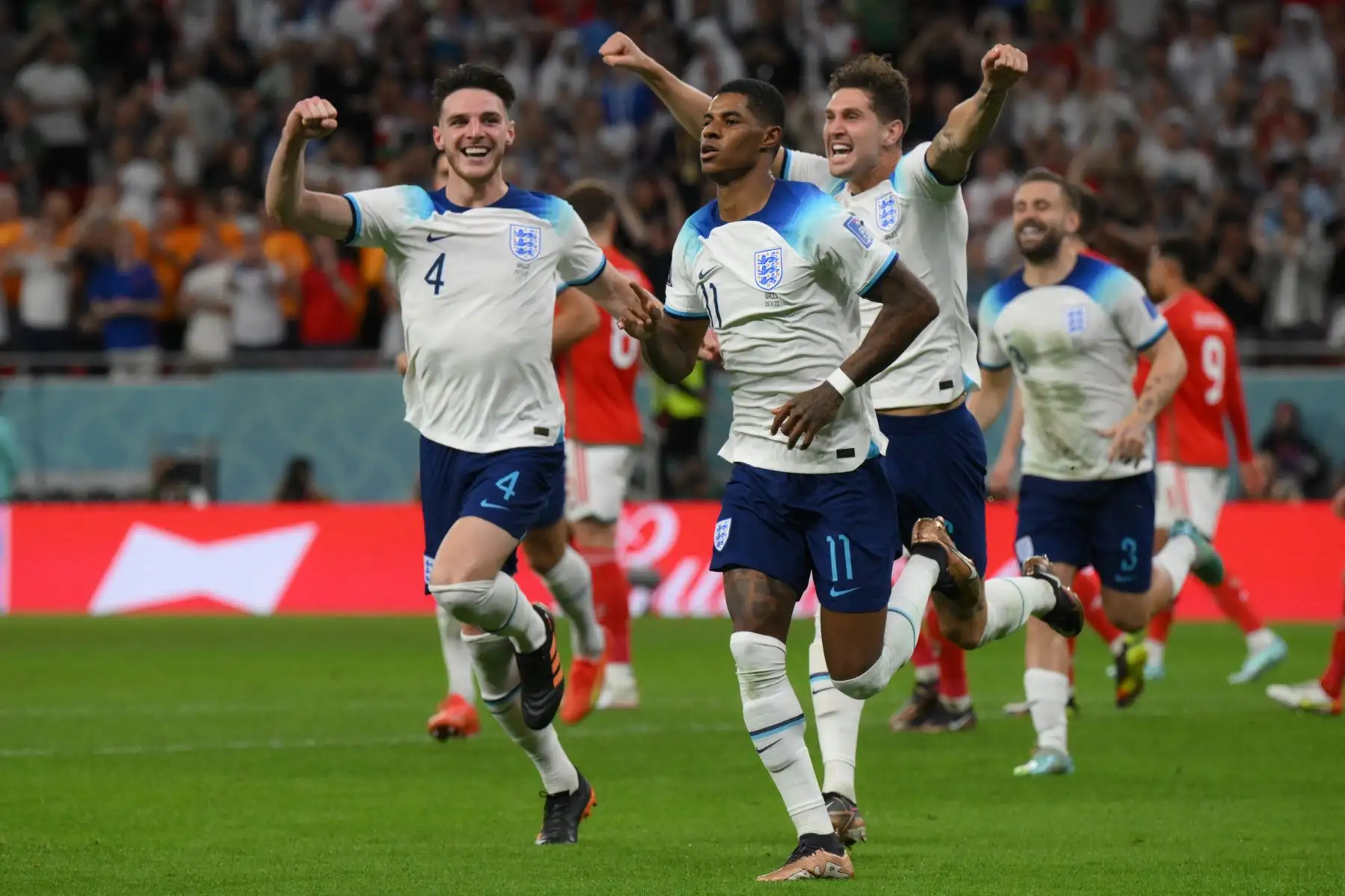 El delantero de Inglaterra Marcus Rashford celebra con sus compañeros de equipo después de marcar el primer gol de su equipo durante el partido de fútbol del Grupo B de la Copa Mundial de Catar 2022 entre Gales e Inglaterra en el Estadio Ahmad Bin Ali en Al-Rayyan, al oeste de Doha el 29 de noviembre de 2022. Foto: AFP