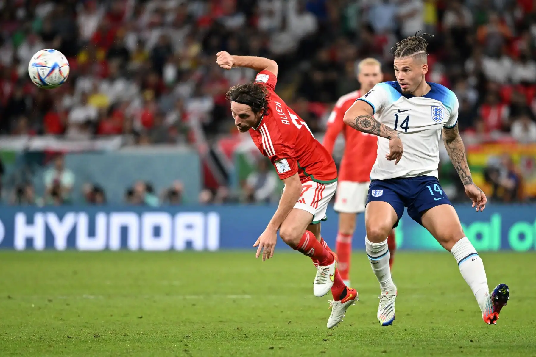 El mediocampista de Gales Joe Allen lucha por el balón con el mediocampista de Inglaterra Kalvin Phillips durante el partido de fútbol del Grupo B de la Copa Mundial de Catar 2022 entre Gales e Inglaterra en el estadio Ahmad Bin Ali en Al-Rayyan, oeste de Doha el 29 de noviembre de 2022. Foto: AFP