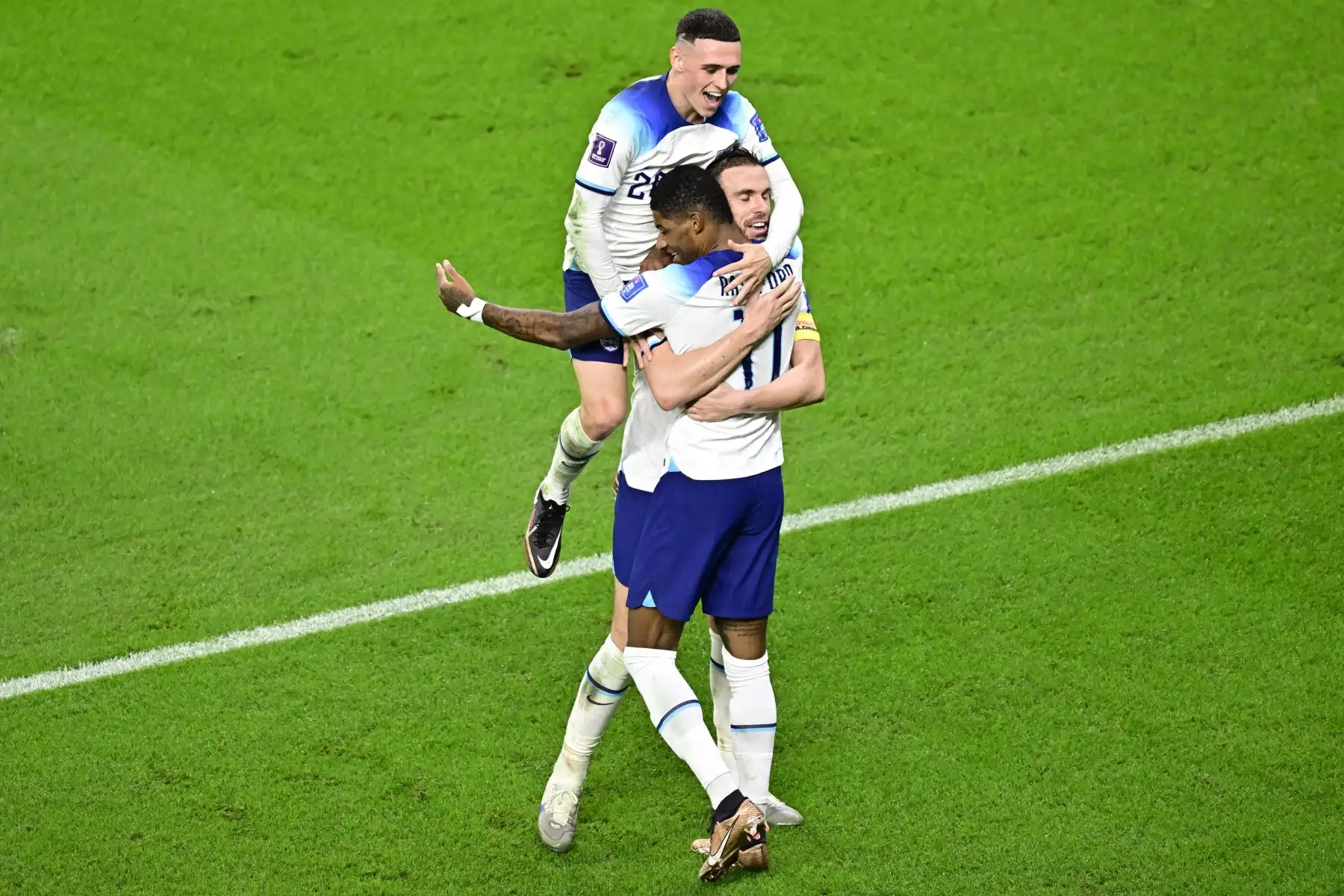 El delantero de Inglaterra #11 Marcus Rashford (R) celebra anotar el tercer gol de su equipo durante el partido de fútbol del Grupo B de la Copa Mundial de Catar 2022 entre Gales e Inglaterra en el Estadio Ahmad Bin Ali en Al-Rayyan, al oeste de Doha el 29 de noviembre de 2022. Foto: AFP