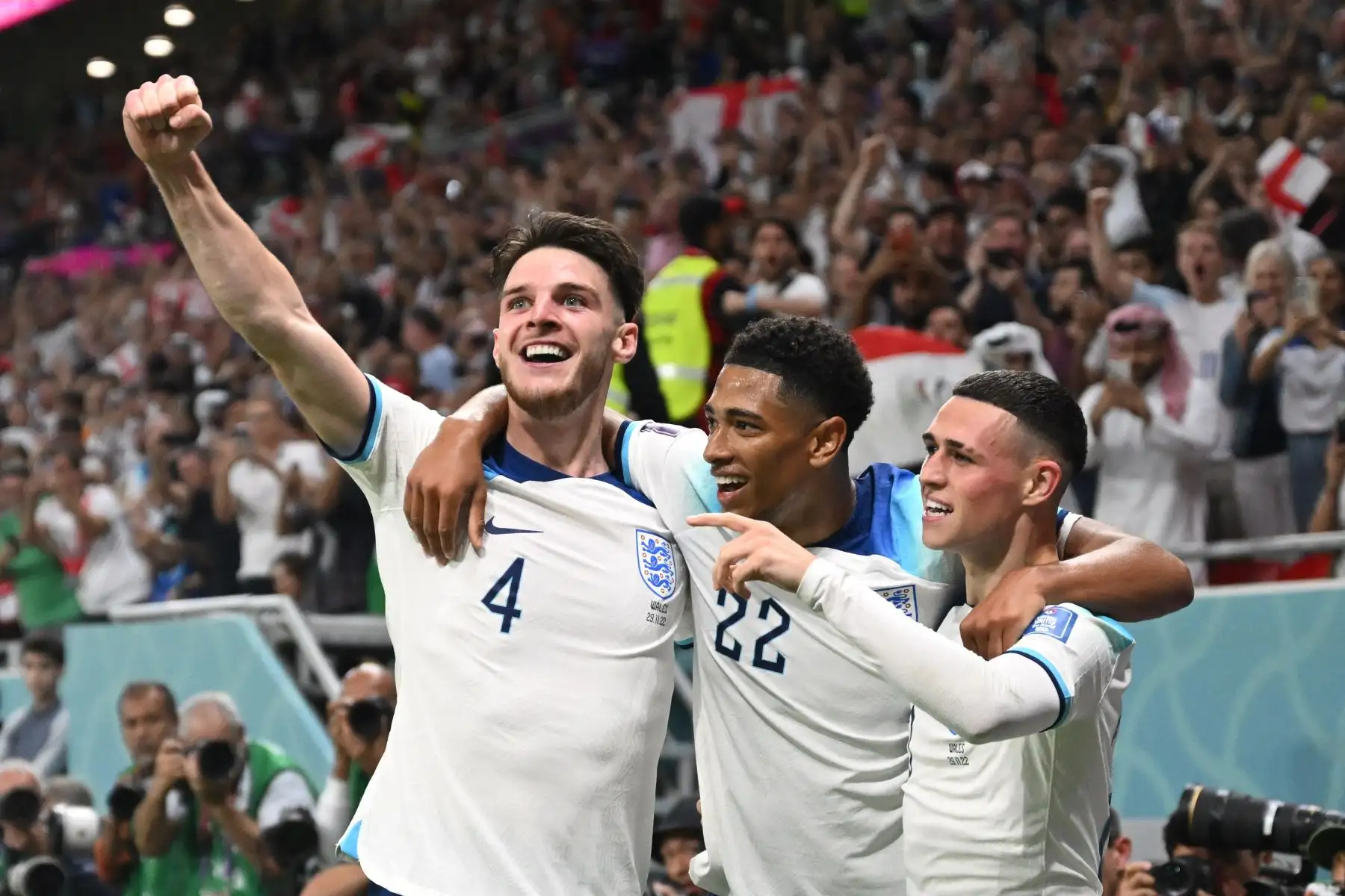 El delantero de Inglaterra Phil Foden celebra con el mediocampista de Inglaterra Jude Bellingham y el mediocampista de Inglaterra Declan Rice después de anotar el segundo gol de su equipo durante el partido de fútbol del Grupo B de la Copa Mundial de Catar 2022 entre Gales e Inglaterra en el estadio Ahmad Bin Ali en Al-Rayyan, al oeste de Doha, el 29 de noviembre de 2022. Foto: AFP