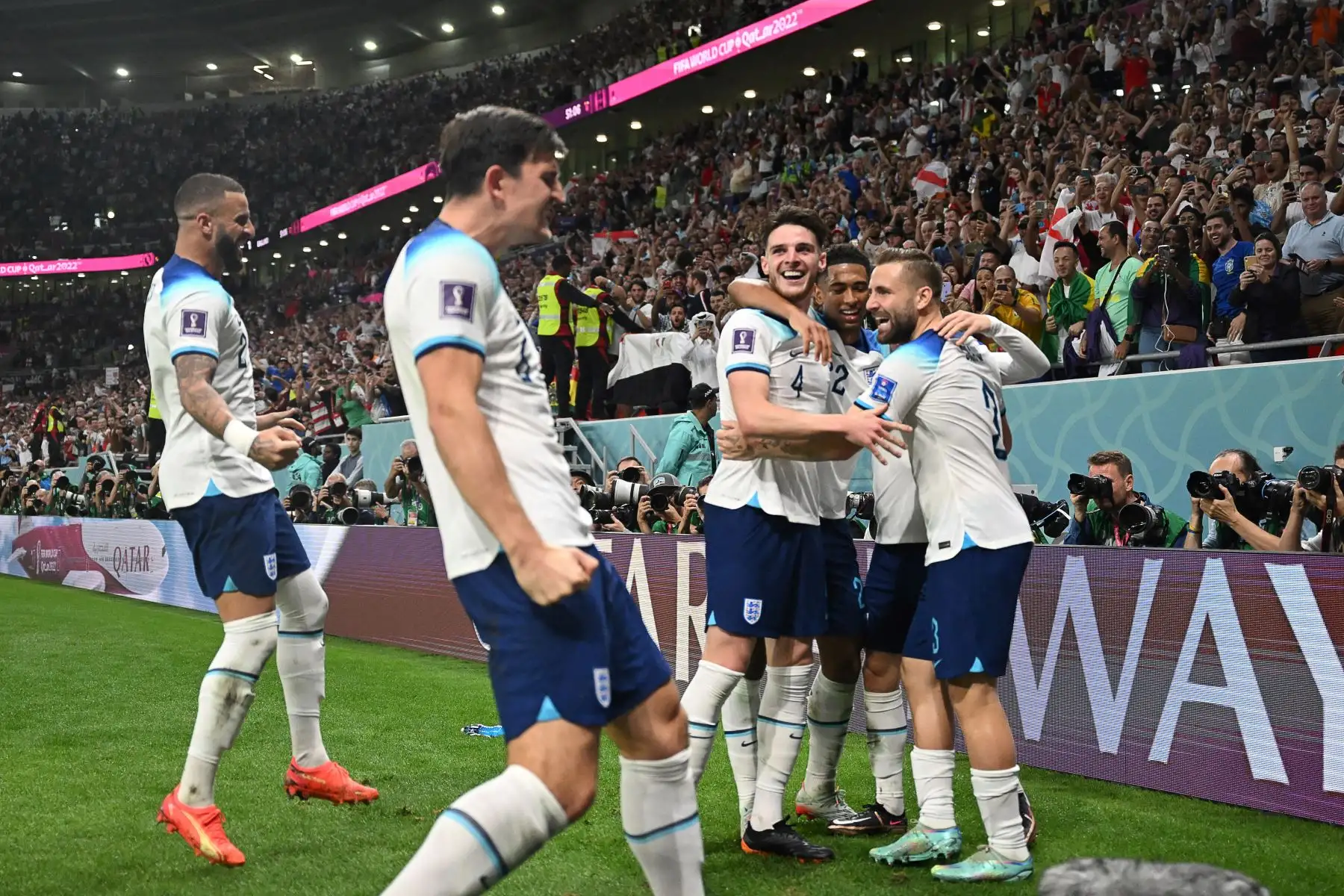 Los jugadores de Inglaterra celebran después de que el delantero inglés Phil Foden anotó el segundo gol de su equipo durante el partido de fútbol del Grupo B de la Copa Mundial de Catar 2022 entre Gales e Inglaterra en el Estadio Ahmad Bin Ali en Al-Rayyan, al oeste de Doha el 29 de noviembre de 2022. Foto: AFP