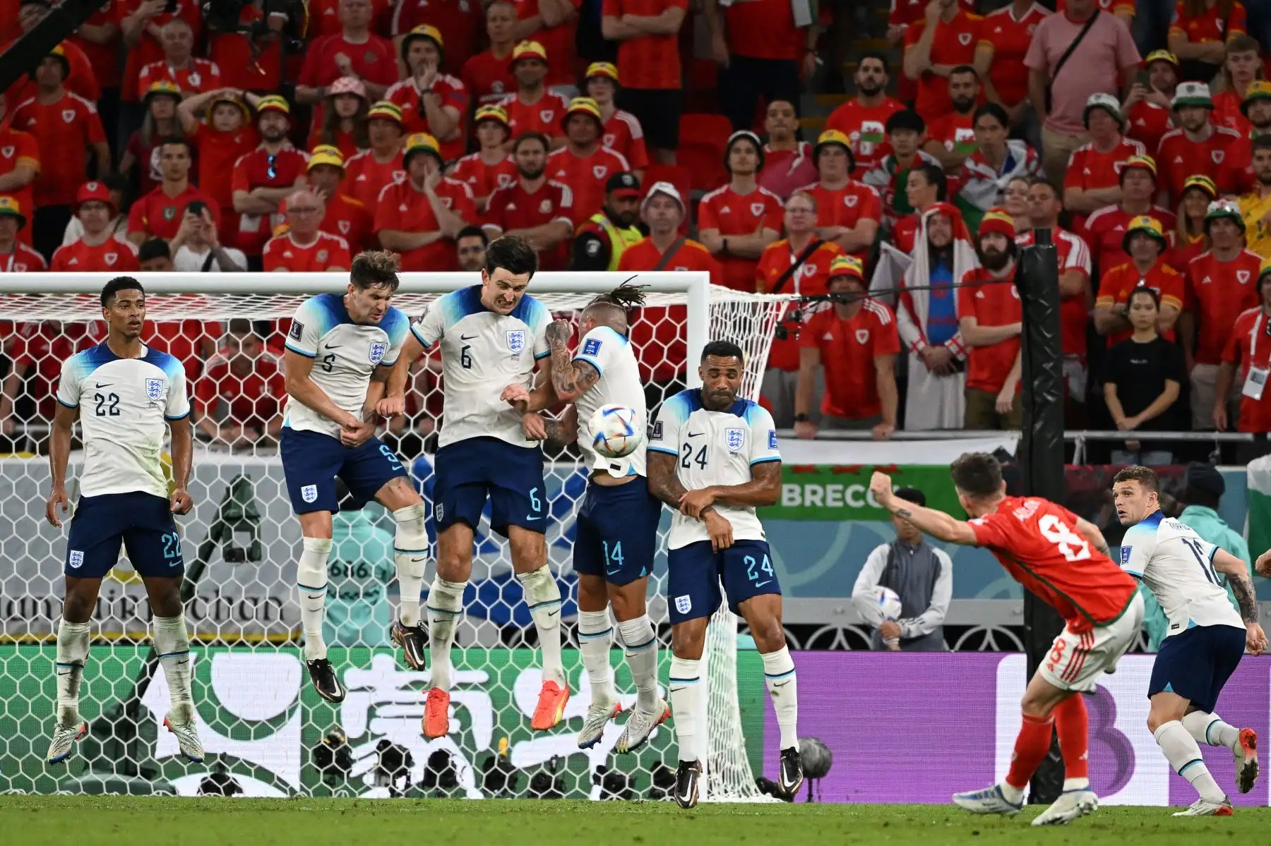 El mediocampista de Gales Harry Wilson realiza un tiro libre durante el partido de fútbol del Grupo B de la Copa Mundial de Catar 2022 entre Gales e Inglaterra en el Estadio Ahmad Bin Ali en Al-Rayyan, al oeste de Doha el 29 de noviembre de 2022. Foto: AFP