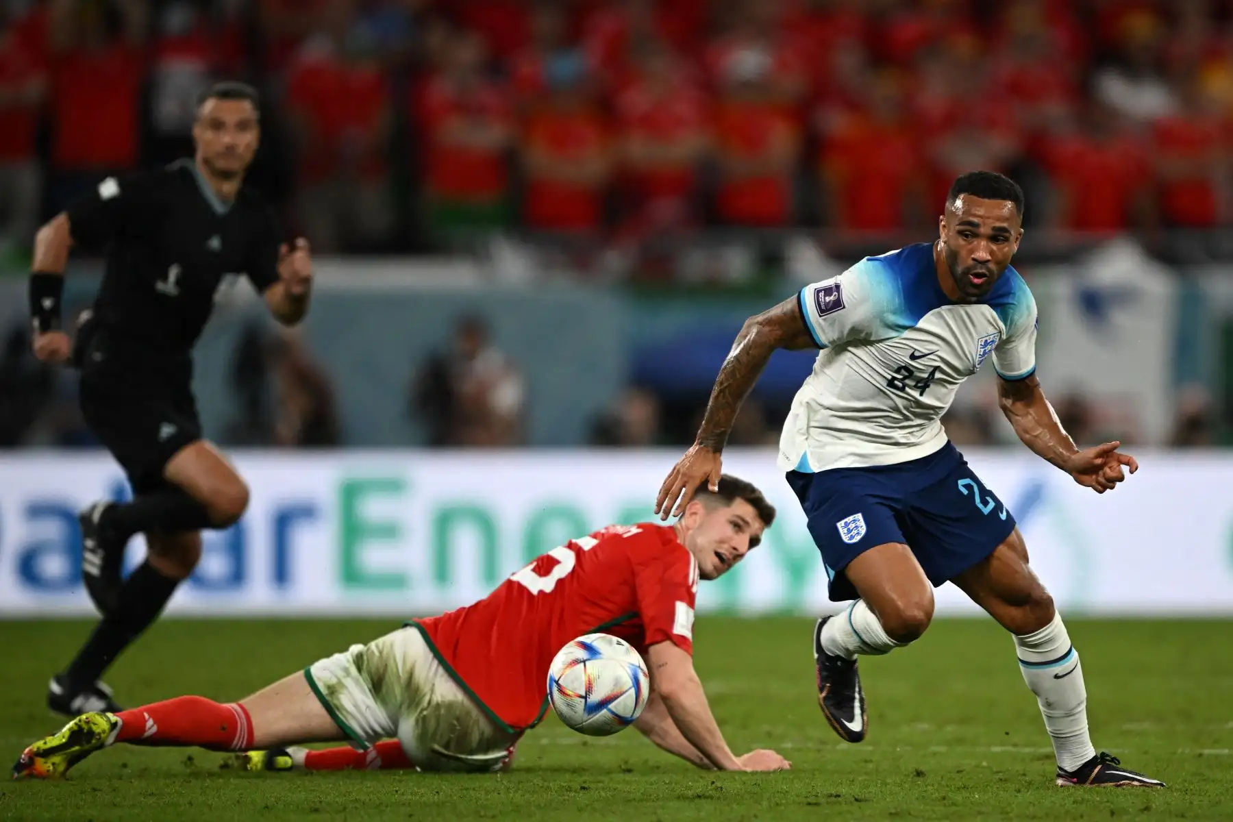 El delantero de Inglaterra Callum Wilson conduce el balón más allá del defensor de Inglaterra John Stones durante el partido de fútbol del Grupo B de la Copa Mundial de Catar 2022 entre Gales e Inglaterra en el Estadio Ahmad Bin Ali en Al-Rayyan, al oeste de Doha el 29 de noviembre de 2022. Foto: AFP