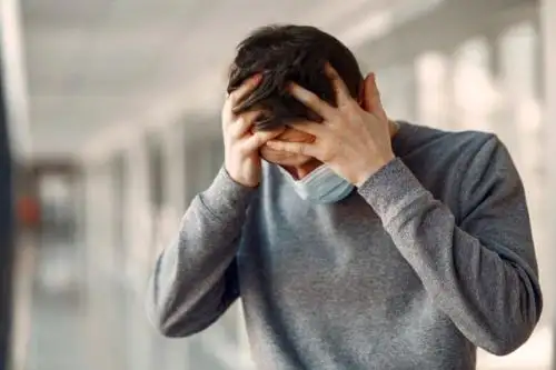 ¿El dolor de cabeza, los mareos, caída del cabello y sentir la boca seca son síntomas de ansiedad? Foto: ANDINA/difusión.