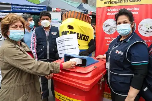 El Minsa exhorta a la población acudir a los puntos de acopio para eliminar medicamentos vencidos, que no tienen fecha de vencimiento (tabletas, cápsulas),están en mal estado de conservación, sobrantes de jarabes y pastillas, así como aquellos productos que fueron abiertos hace varios meses y se dejaron de usar. ANDINA/ Minsa