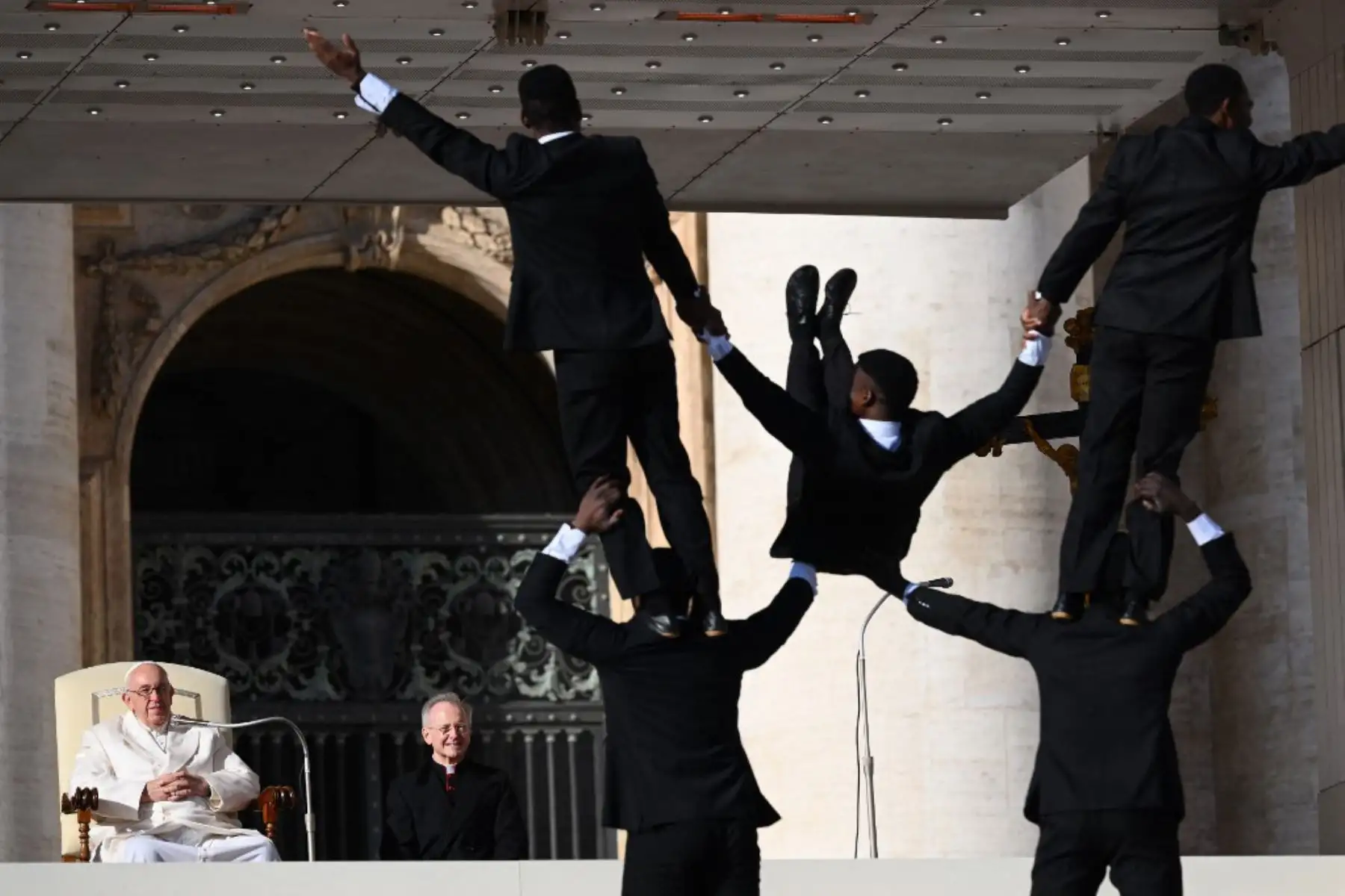 El Papa Francisco observa a los artistas del Circo de Kenia actuar durante su audiencia general semanal en la plaza de San Pedro en el Vaticano. Foto: AFP