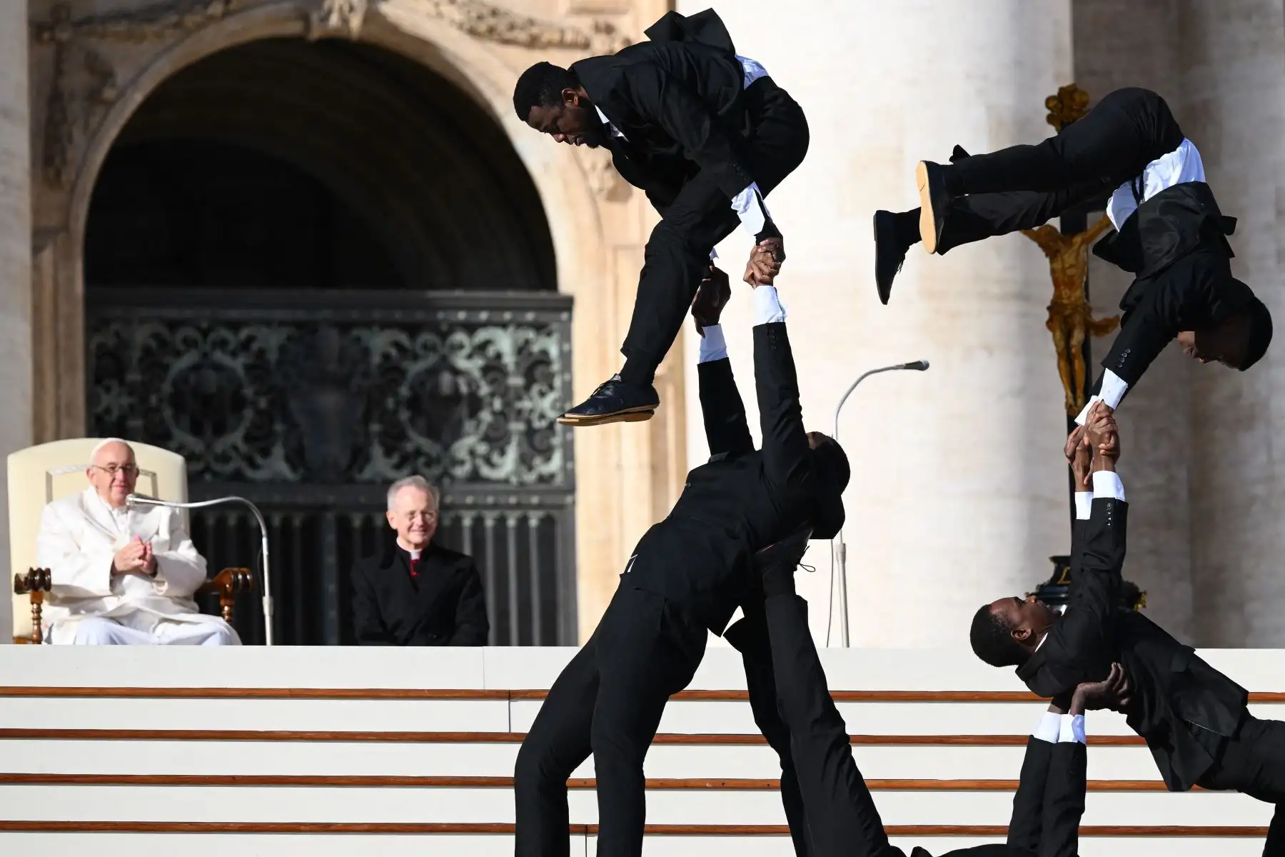 El Papa Francisco observa a los artistas del Circo de Kenia actuar durante su audiencia general semanal en la plaza de San Pedro en el Vaticano. Foto: AFP
