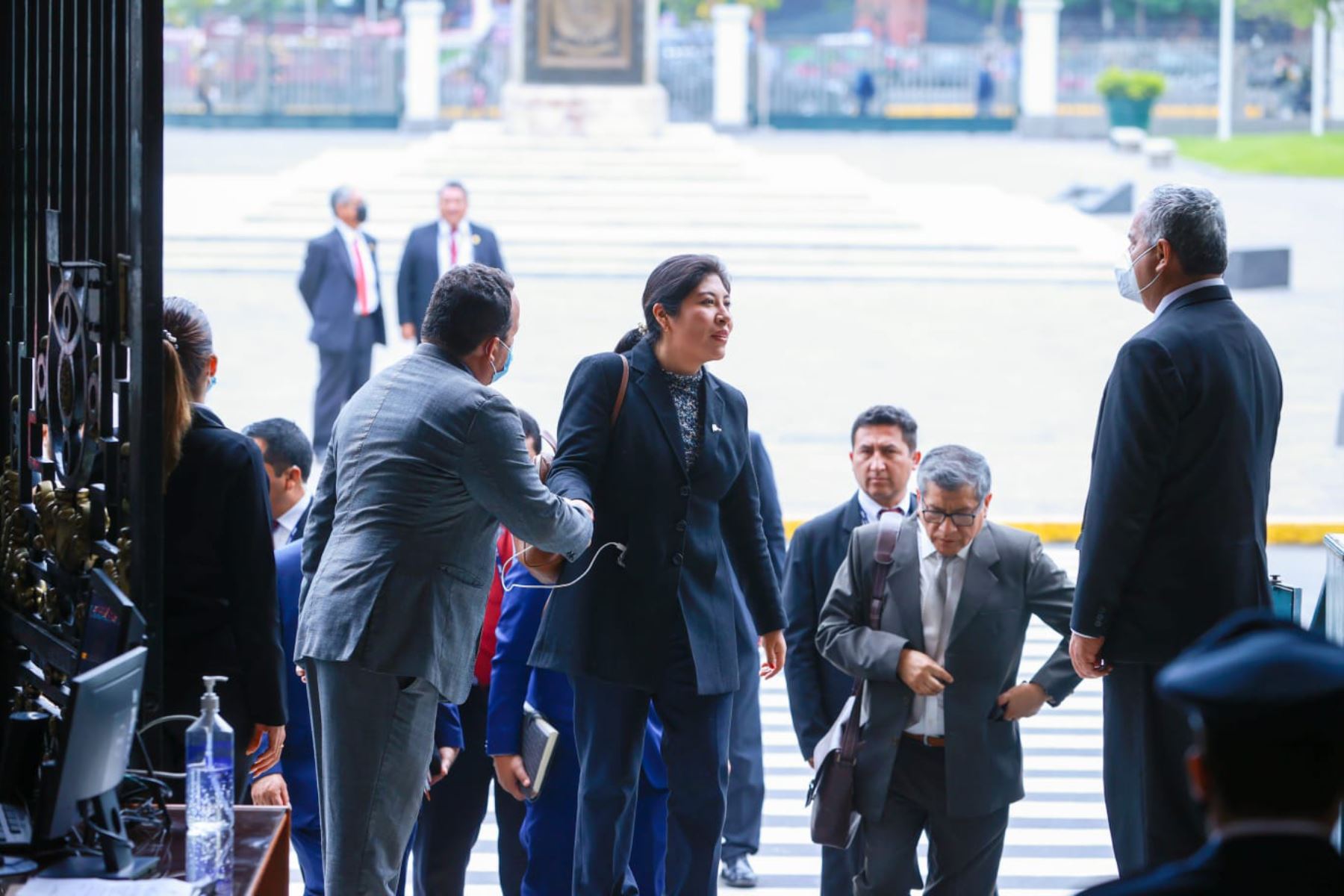 La presidenta del Consejo de Ministros, Betssy Chavez Chino, llegó a la sede del Congreso para participar en el debate de los proyectos de Presupuesto, de Endeudamiento y de Equilibrio Financiero para el Año Fiscal 2023. Foto: PCM