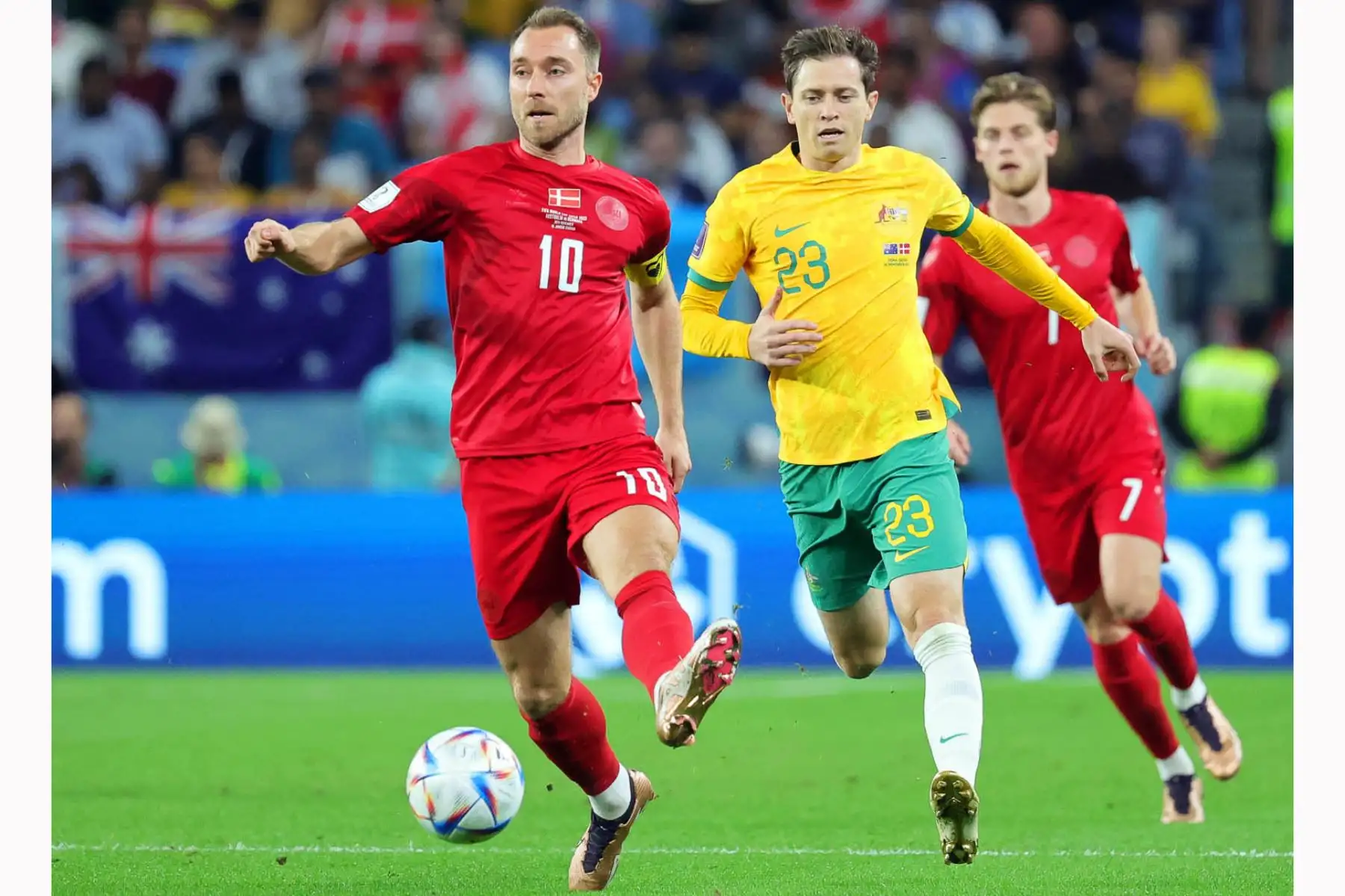 Christian Eriksen de Dinamarca en acción contra Craig Goodwin de Australia durante el partido de fútbol del grupo D de la Copa Mundial de la FIFA 2022. Foto: EFE