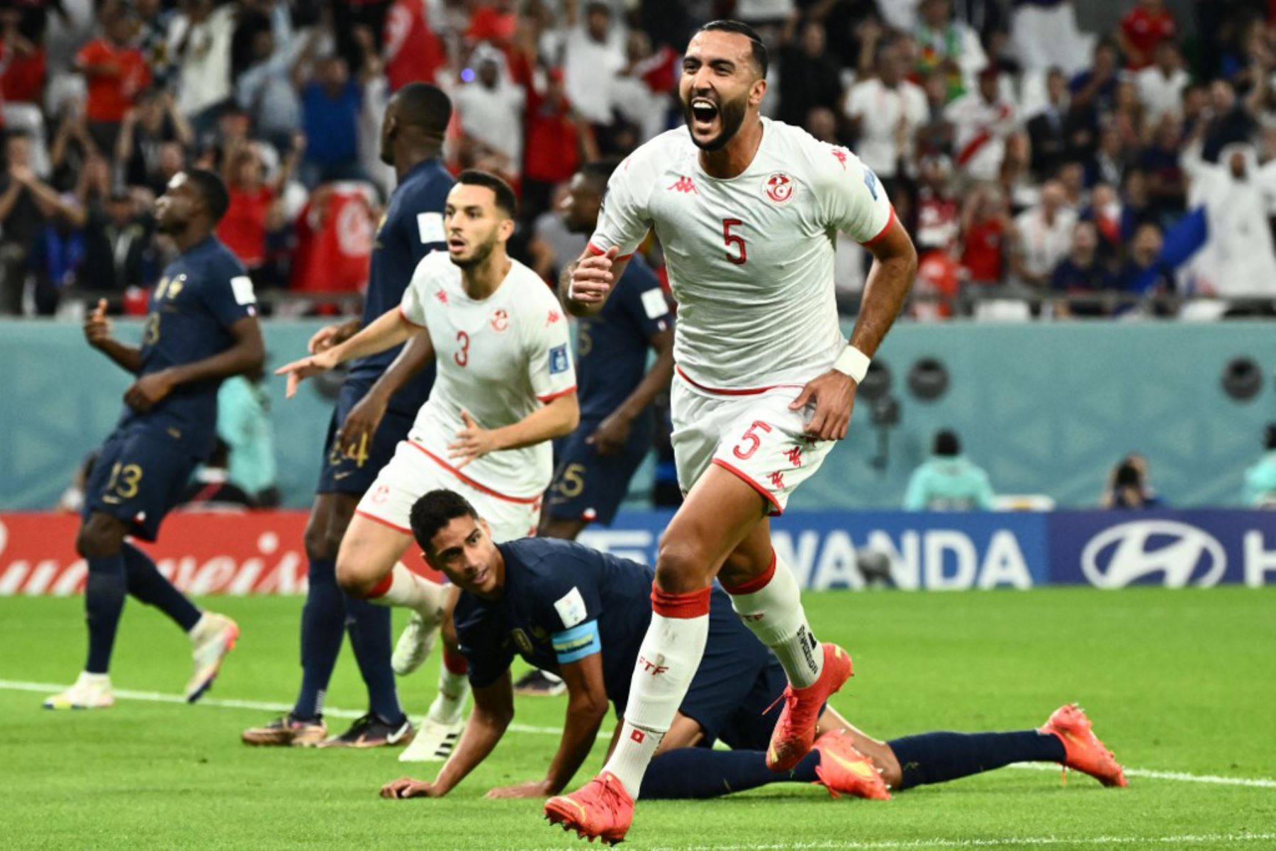 El defensa de Túnez Nader Ghandri celebra después de marcar el primer gol de su equipo que fue anulado por fuera de juego durante el partido de fútbol del Grupo D de la Copa Mundial de Catar. Foto: AFP
