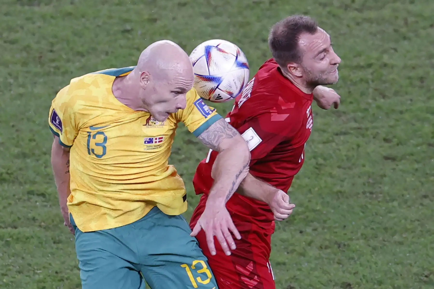 Aaron Mooy de Australia en acción contra Christian Eriksen de Dinamarca durante el partido de fútbol del grupo D de la Copa Mundial de la FIFA 2022 entre Australia y Dinamarca en el estadio Al Janoub en Al Wakrah, Catar. Foto: EFE
