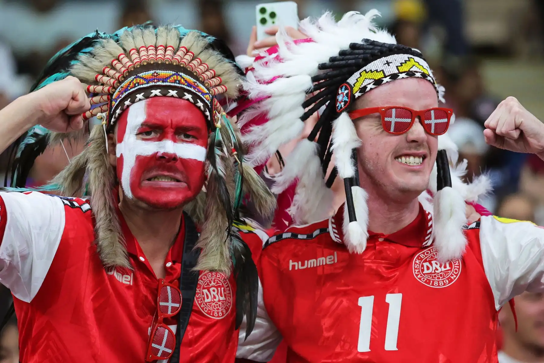Hinchas de Dinamarca animan durante el partido de fútbol del grupo D de la Copa Mundial de la FIFA 2022 entre Australia y Dinamarca en el estadio Al Janoub en Al Wakrah, Catar. Foto: EFE