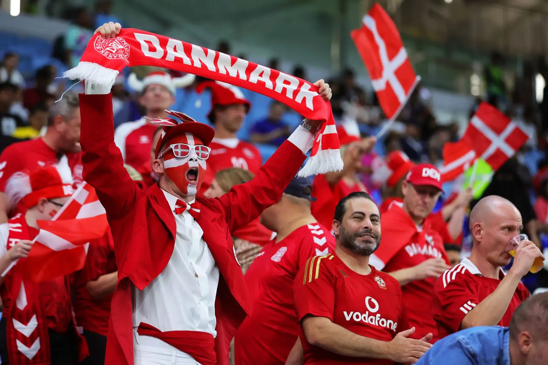 Hinchas de Dinamarca animan durante el partido de fútbol del grupo D de la Copa Mundial de la FIFA 2022 entre Australia y Dinamarca en el estadio Al Janoub en Al Wakrah, Catar. Foto: EFE