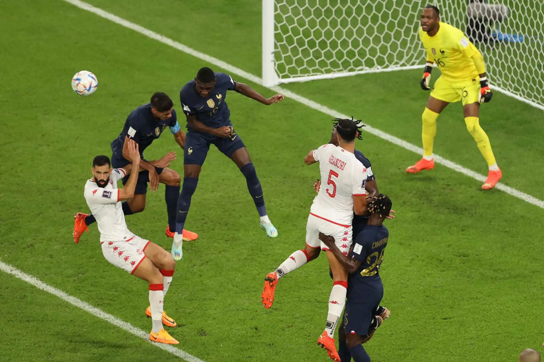El defensor de Túnez Yassine Meriah, el defensor de Francia Raphael Varane y el delantero de Francia Randal Kolo Muani luchan por el balón durante el partido de fútbol del Grupo D de la Copa Mundial de Catar 2022. Foto: AFP