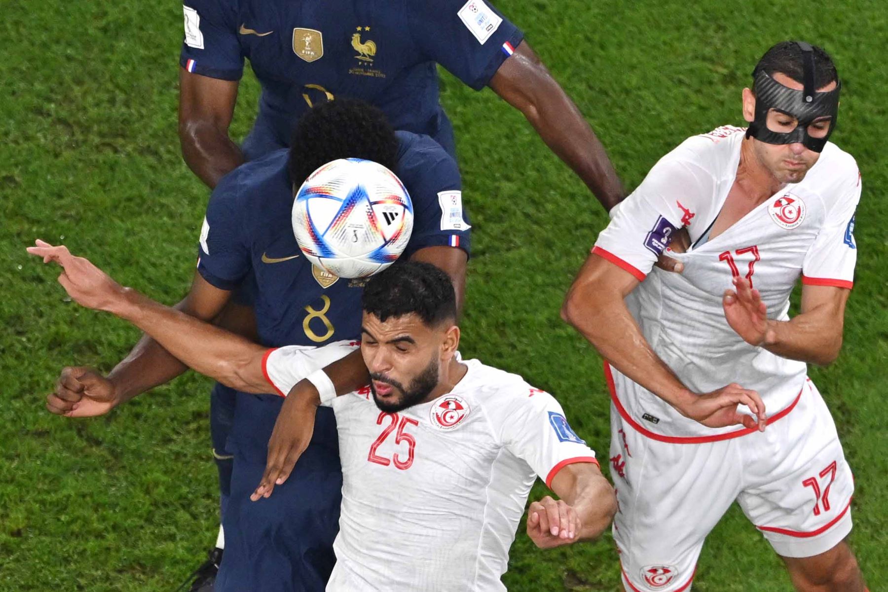 El mediocampista de Francia Aurelien Tchouameni, el mediocampista de Túnez  Ellyes Skhiri y el delantero de Túnez  Anis Ben Slimane luchan por el balón durante el partido de fútbol del Grupo D de la Copa Mundial de Catar 2022. Foto: AFP