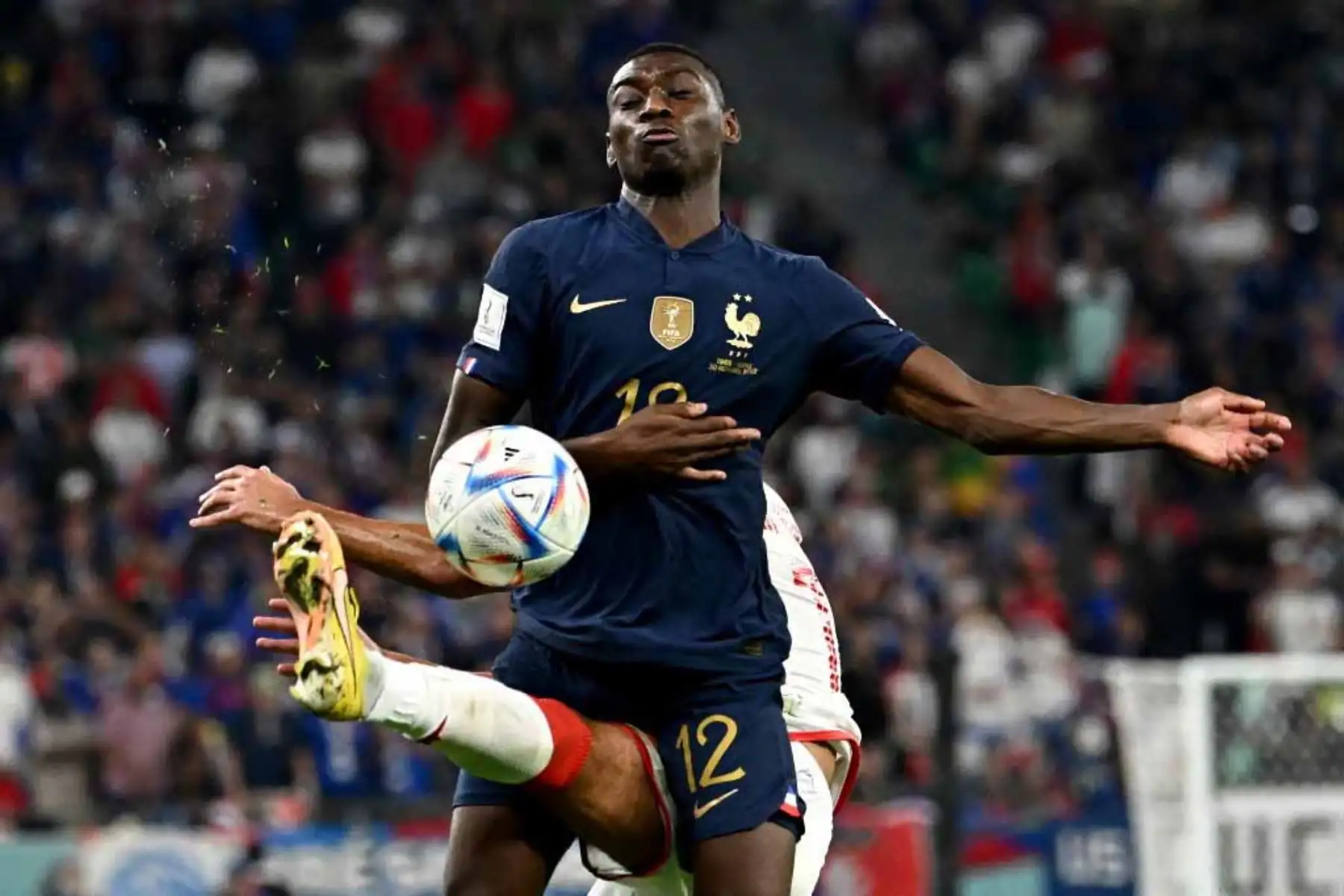 El delantero francés Randal Kolo Muani, lucha por el balón con el mediocampista tunecino 15 Mohamed Ali Ben Romdhane, durante el partido de fútbol del Grupo D de la Copa Mundial de Catar 2022 entre Túnez y Francia. Foto: EFE