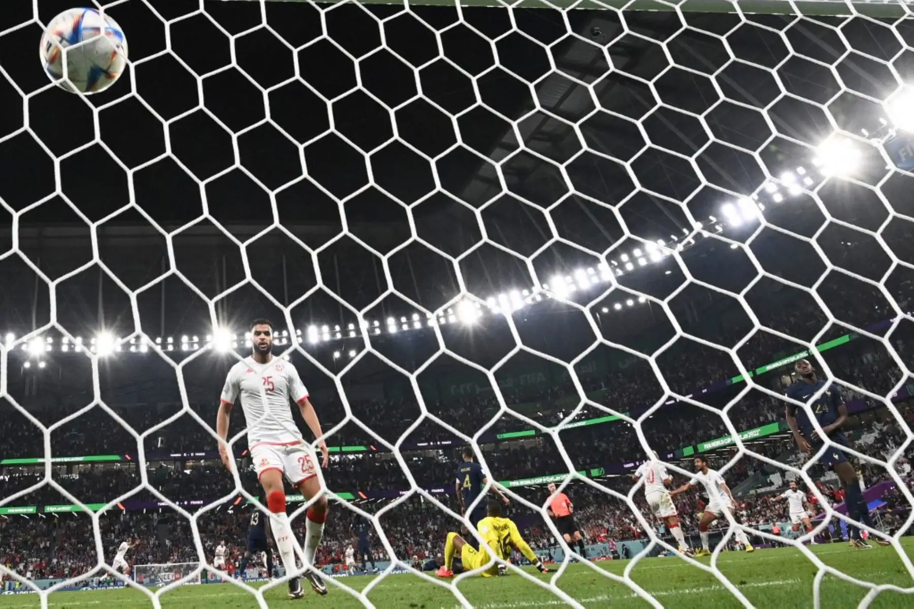El delantero tunecino Wahbi Khazri, celebra con sus compañeros de equipo después de marcar el primer gol de su equipo durante el partido de fútbol del Grupo D de la Copa Mundial de Catar 2022 entre Túnez y Francia. Foto: AFP